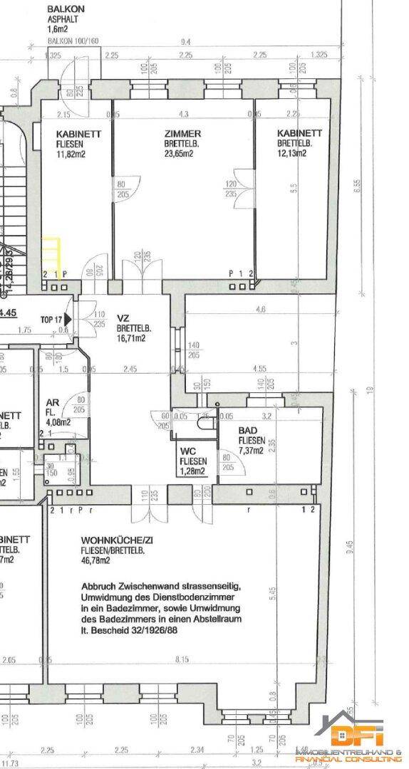 Grundrissplan zeigt die Raumaufteilung mit Zimmern, Bad und Balkon.