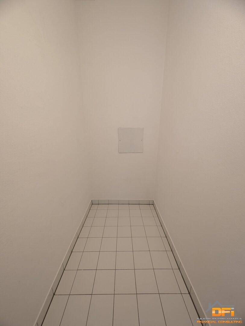 Kleiner Abstellraum mit Fliesenboden, ideal für zusätzlichen Stauraum im Haushalt.