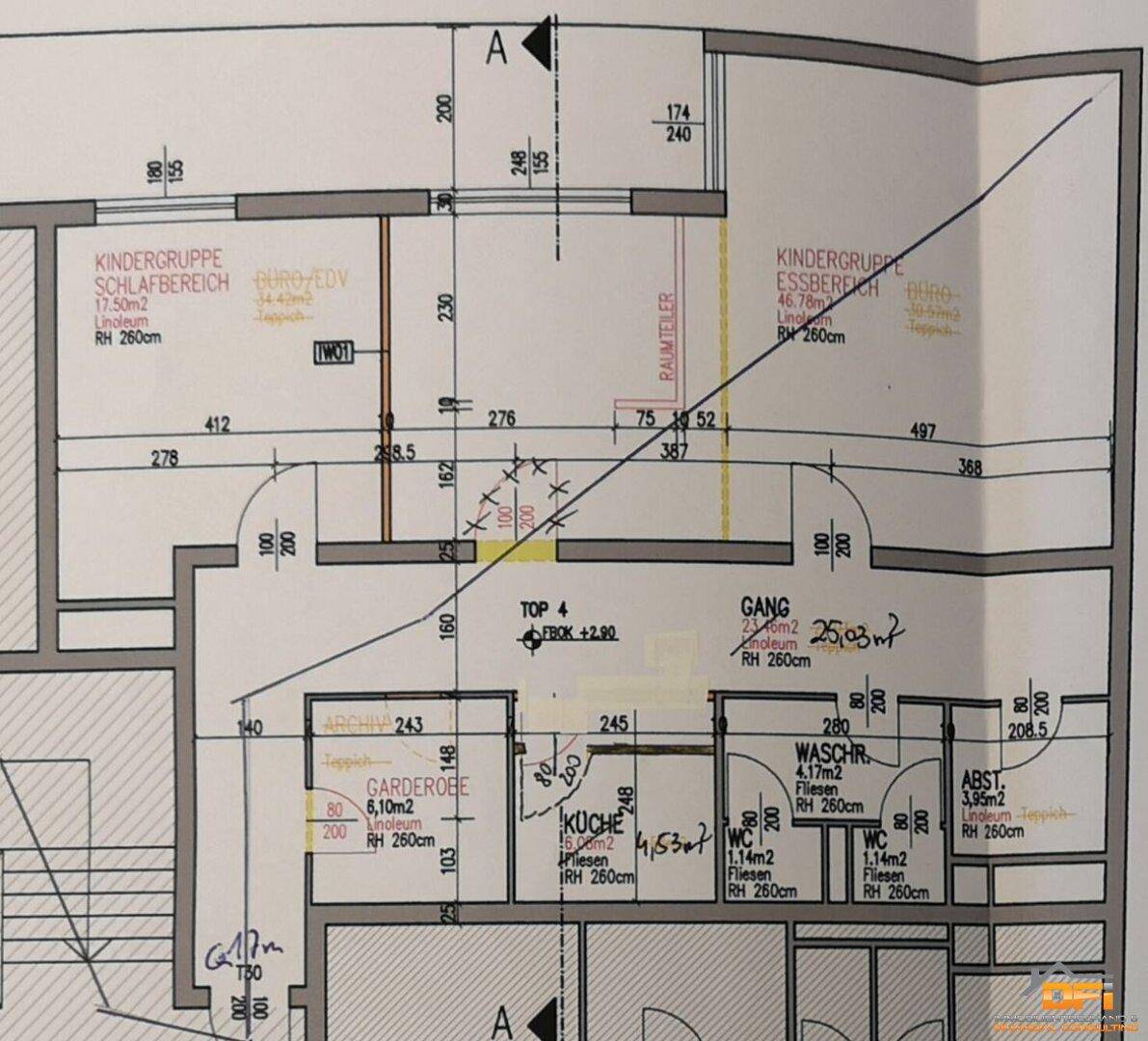 Detaillierter Grundriss mit verschiedenen Räumen wie Küche, Garderobe, Waschraum und WC.