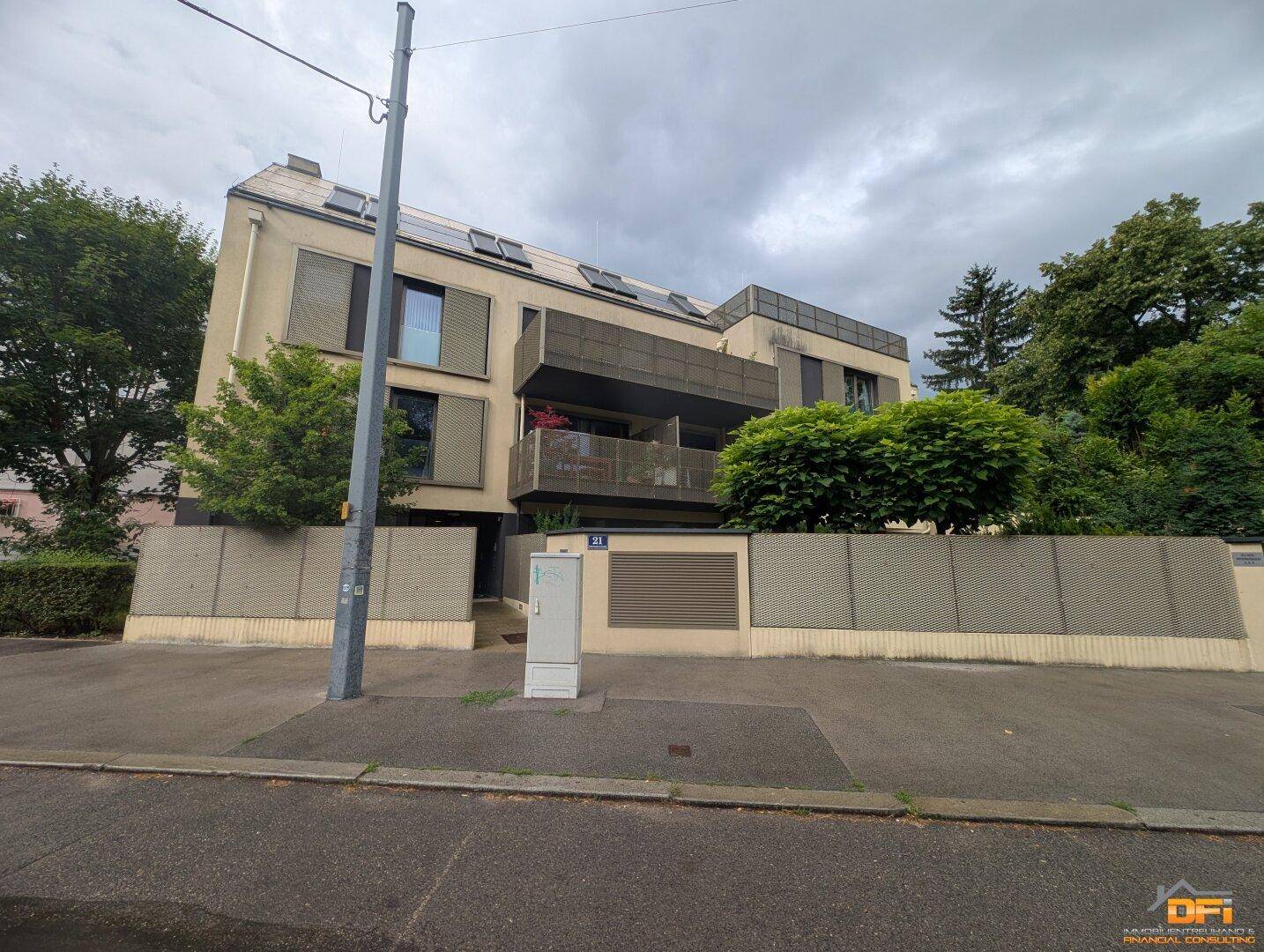 Mehrstöckiges Wohngebäude mit Balkonen, großen Fenstern und moderner Architektur.