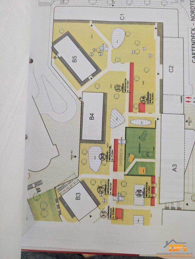 Übersichtsplan des gesamten Areals mit mehreren Gebäuden und gemeinschaftlichen Gartenflächen.