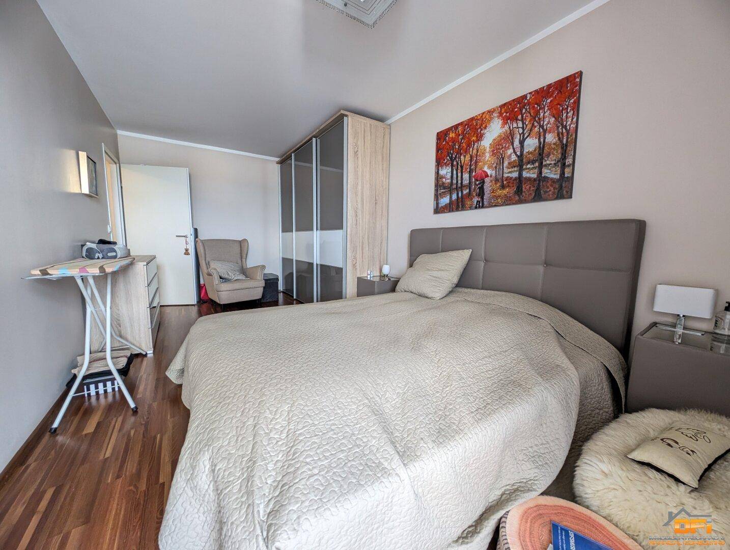 Geräumiges Schlafzimmer mit Doppelbett, modernem Schrank und hellem Ambiente.
