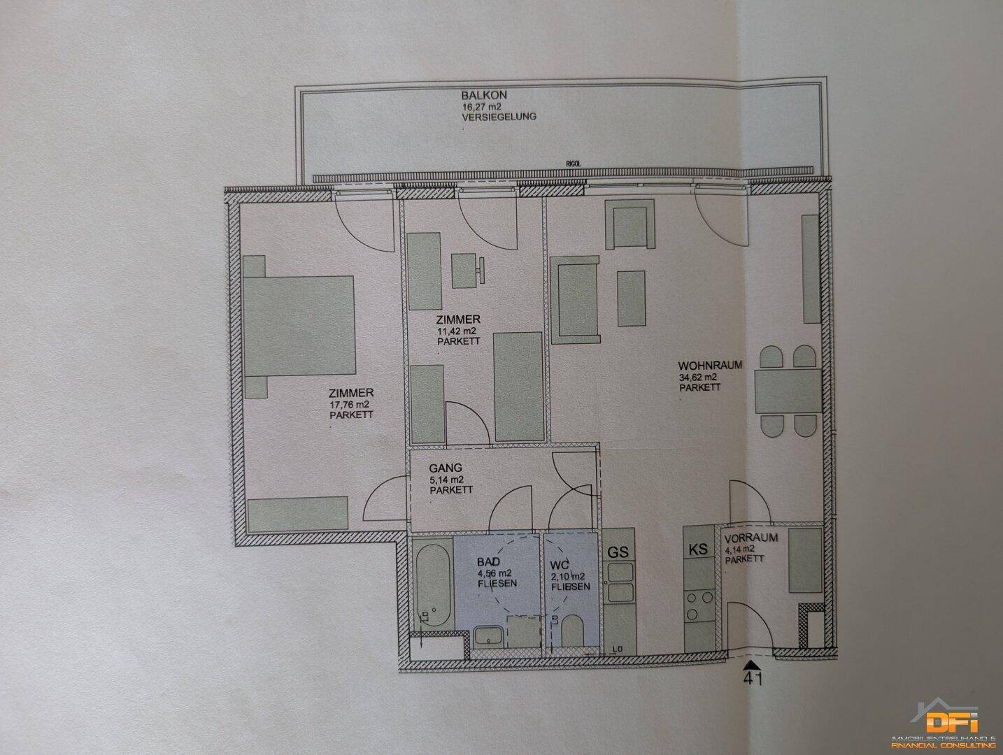 Detaillierter Grundriss einer Wohnung mit Wohnraum, zwei Zimmern, Bad, WC und Balkon.