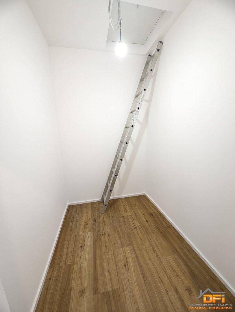 Kleiner Abstellraum mit Zugang zum Dachboden über eine Leiter.