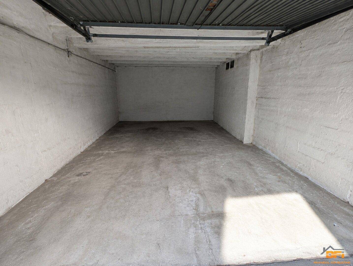 Geräumige Einzelgarage mit robustem Betonboden und sauber gestrichenen Wänden.