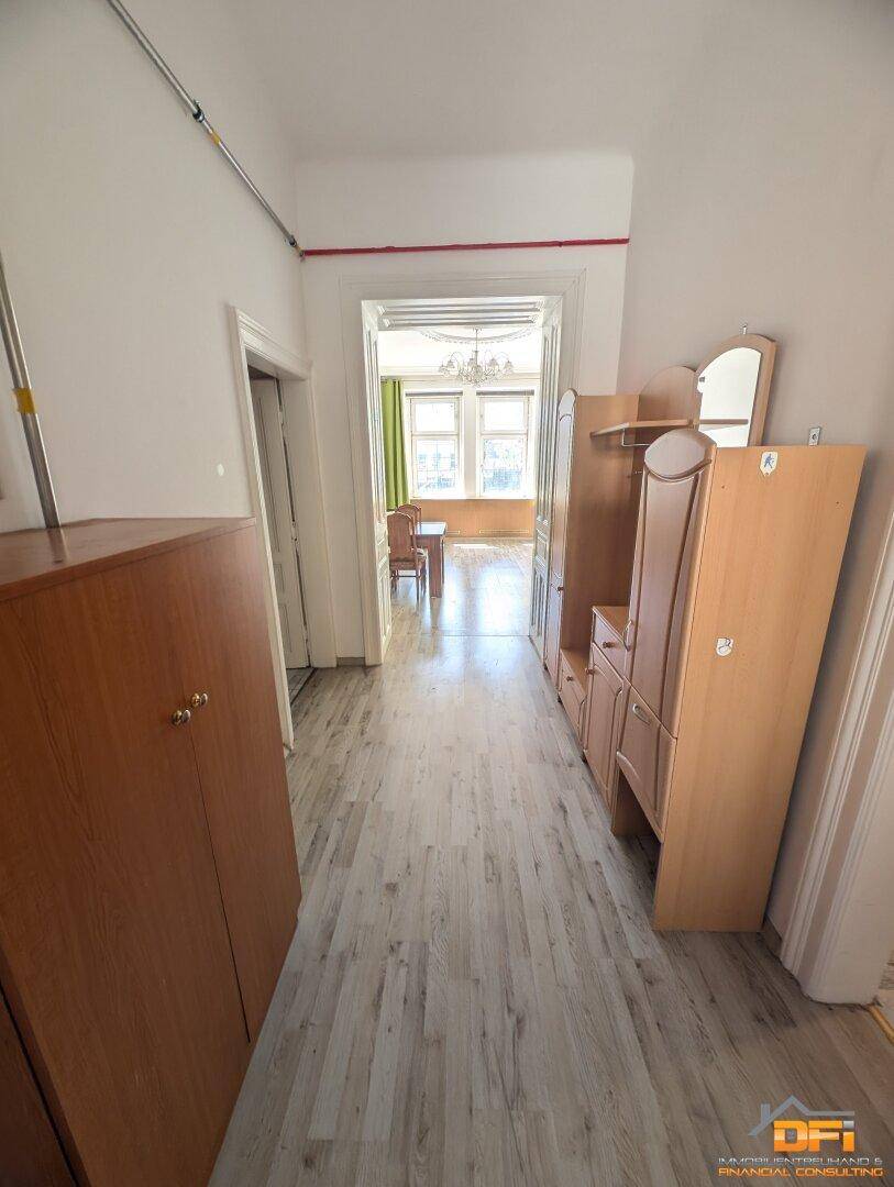 Langer Flur mit Laminatboden und Blick in den Wohnbereich.