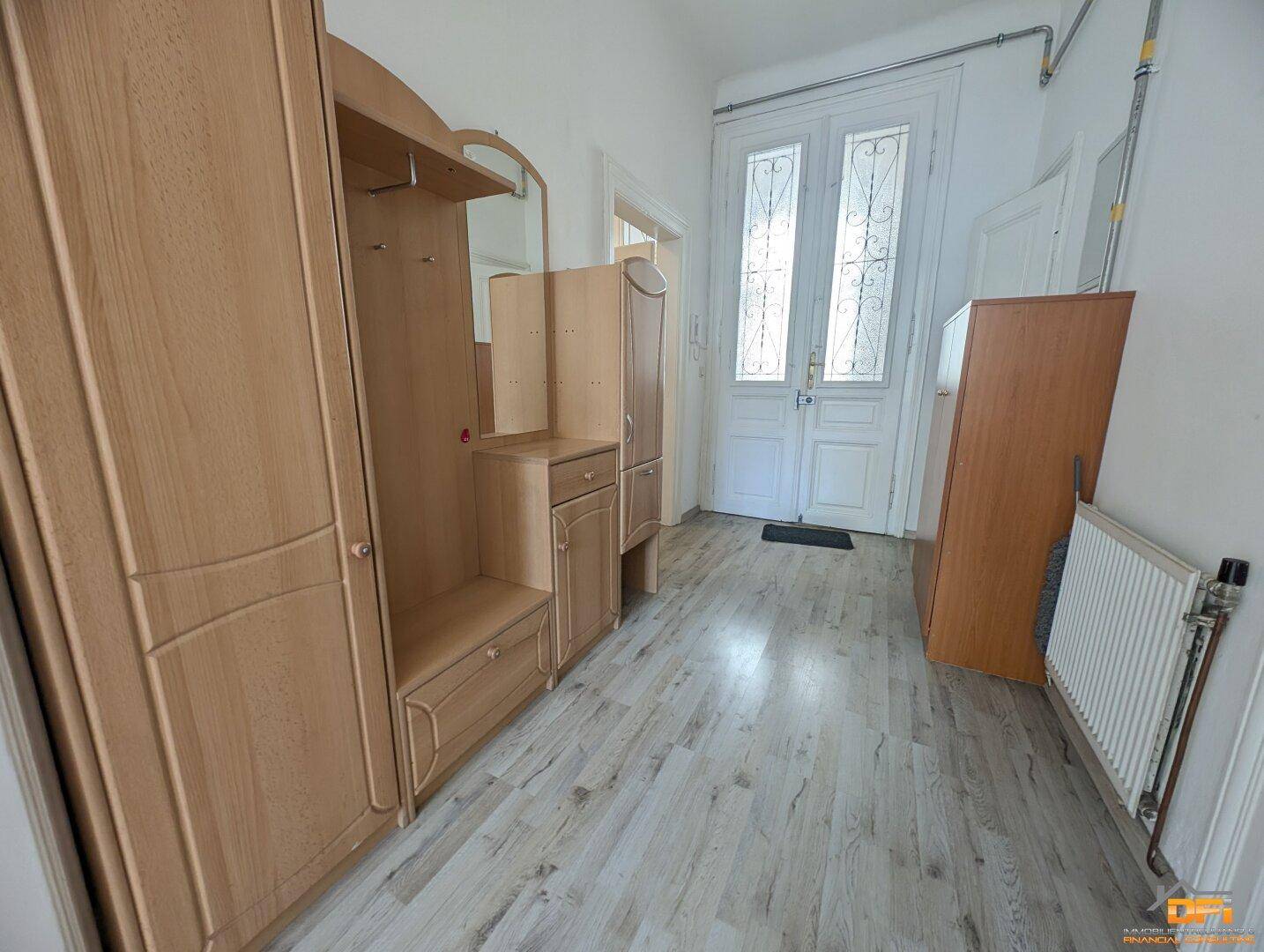 Heller Eingangsbereich mit Garderobe, Laminatboden und Doppeltür zur Wohnung.