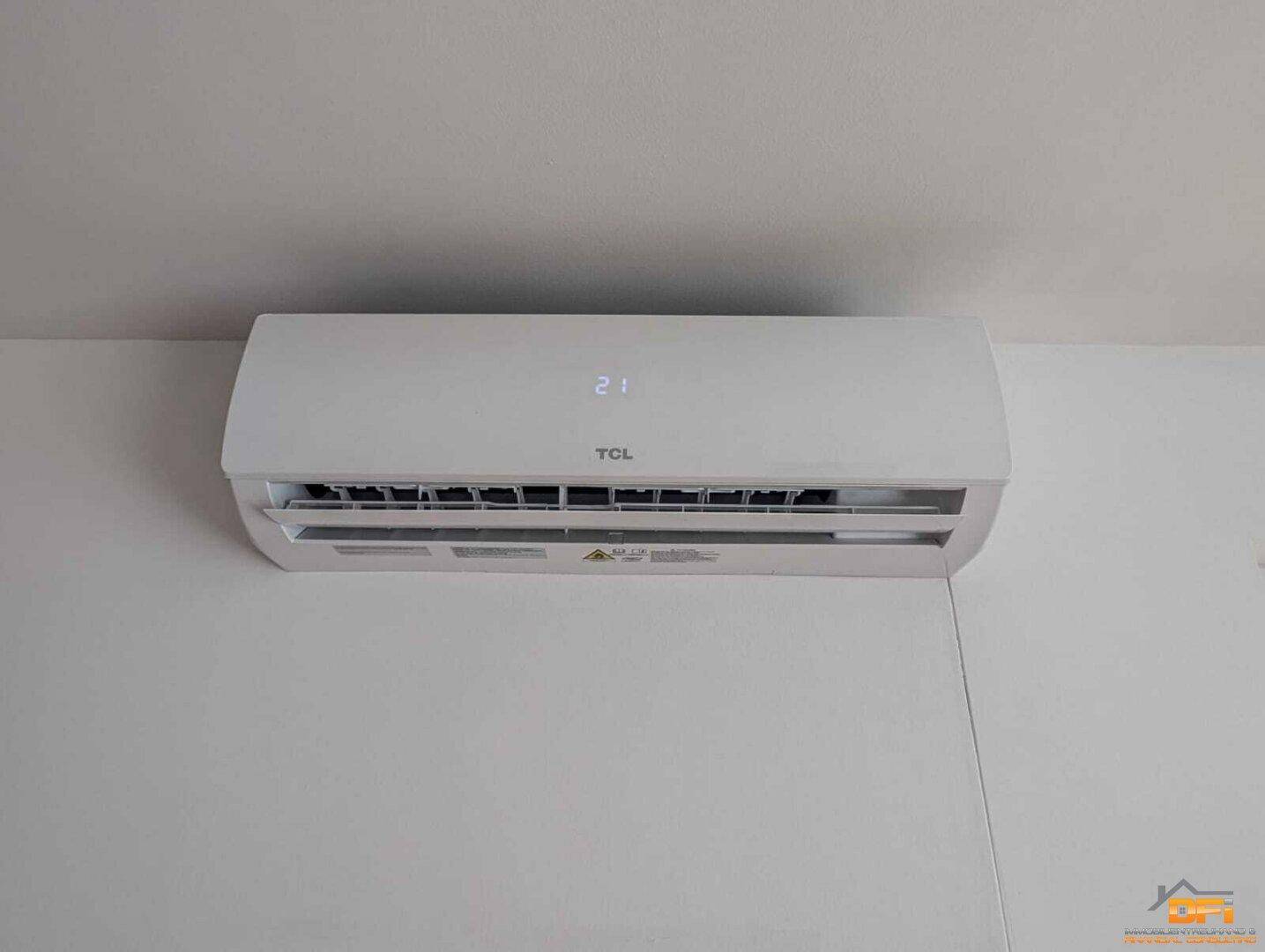 Nahaufnahme einer modernen Klimaanlage an der Wand.