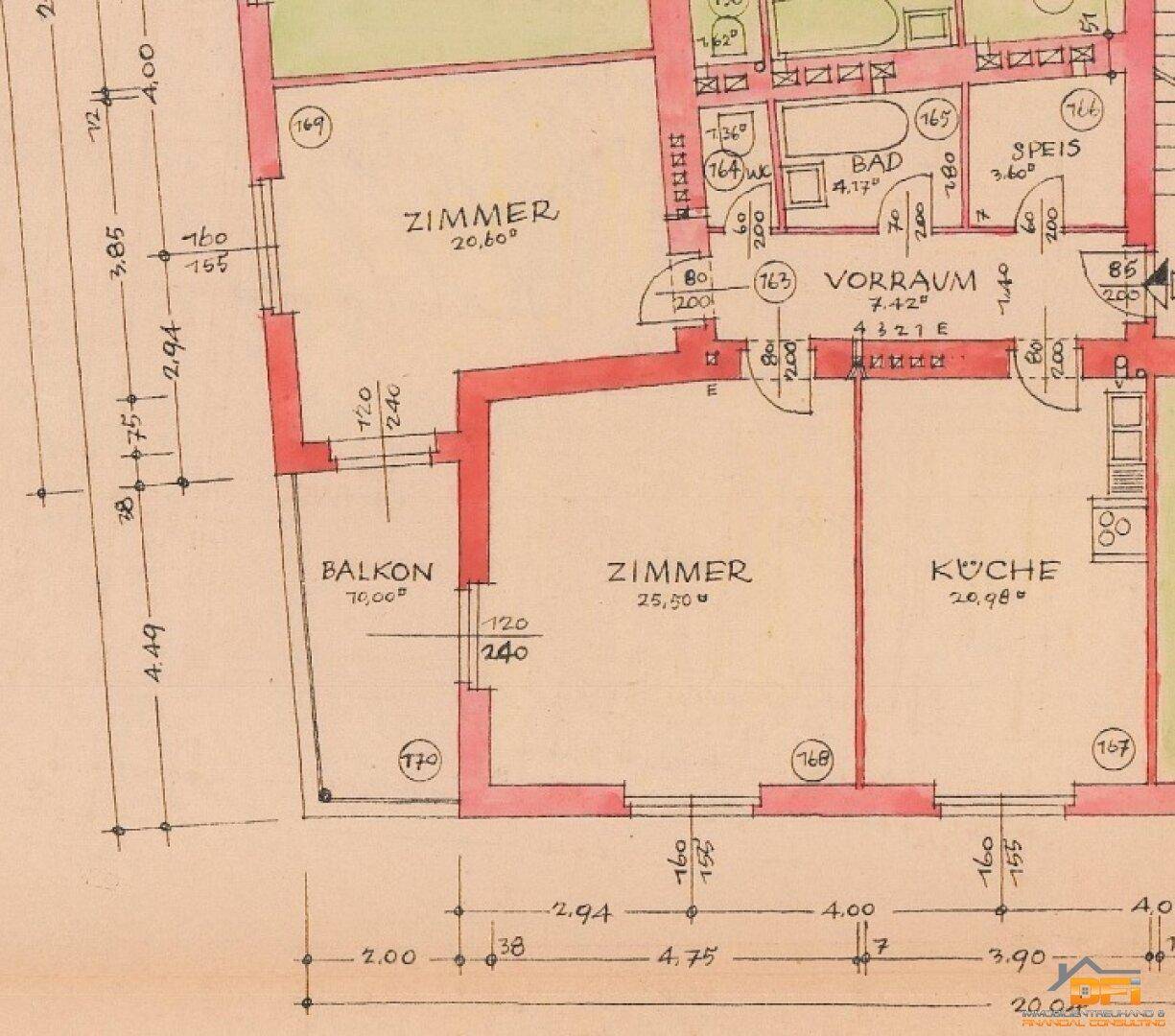 Grundrissplan zeigt Zimmer, Küche, Bad und Balkon mit Maßen.