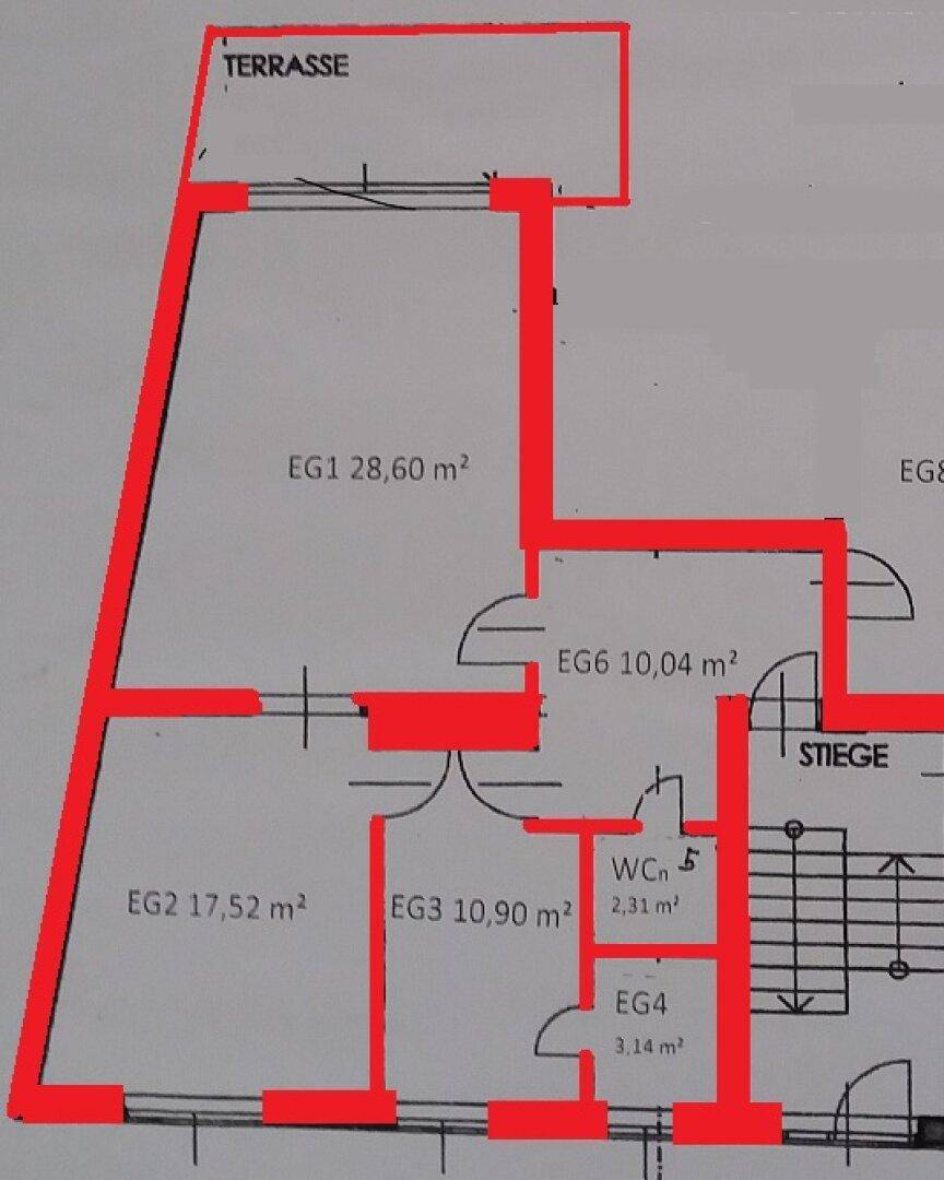 Grundriss des Erdgeschosses mit verschiedenen Räumen und einer Terrasse, Flächenangaben in Quadratmetern.