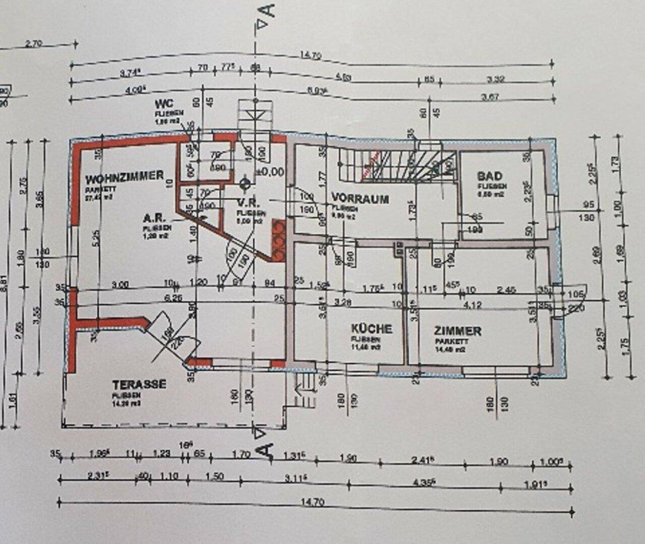 Grundriss des Erdgeschosses mit Wohnzimmer, Küche, Bad, WC und Terrasse.
