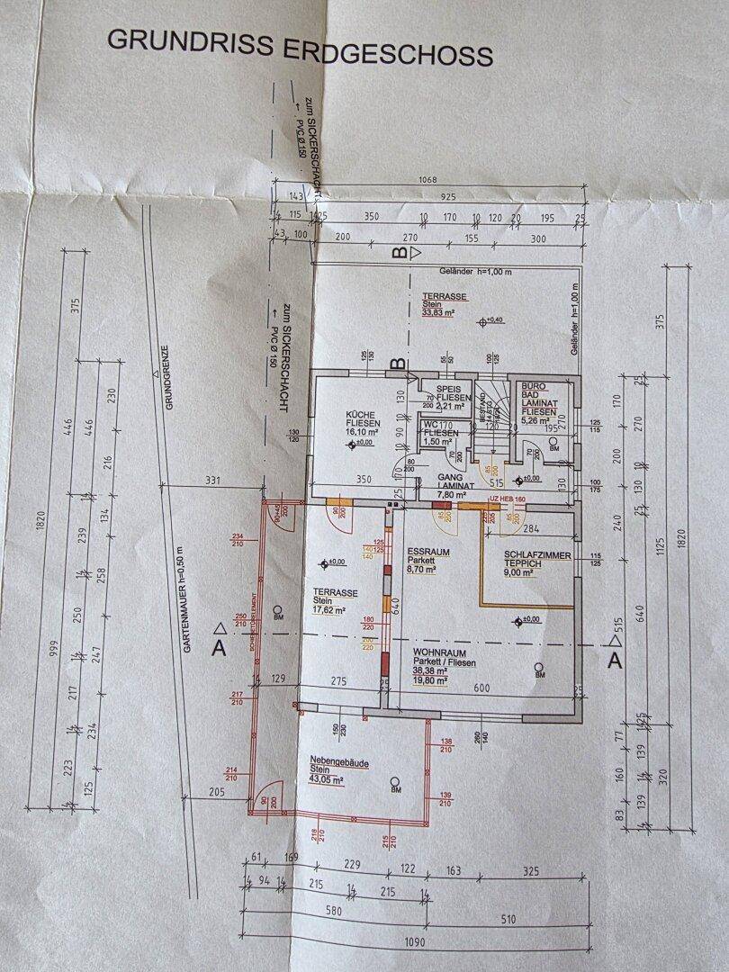 Grundriss des Erdgeschosses mit Wohnraum, Schlafzimmer, Küche und zwei Terrassen.