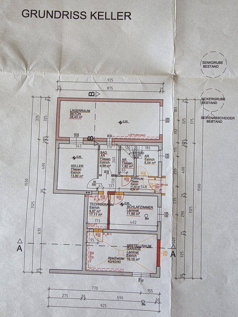Grundriss des Kellers mit Lagerraum, Bad und einem Schlafzimmer.