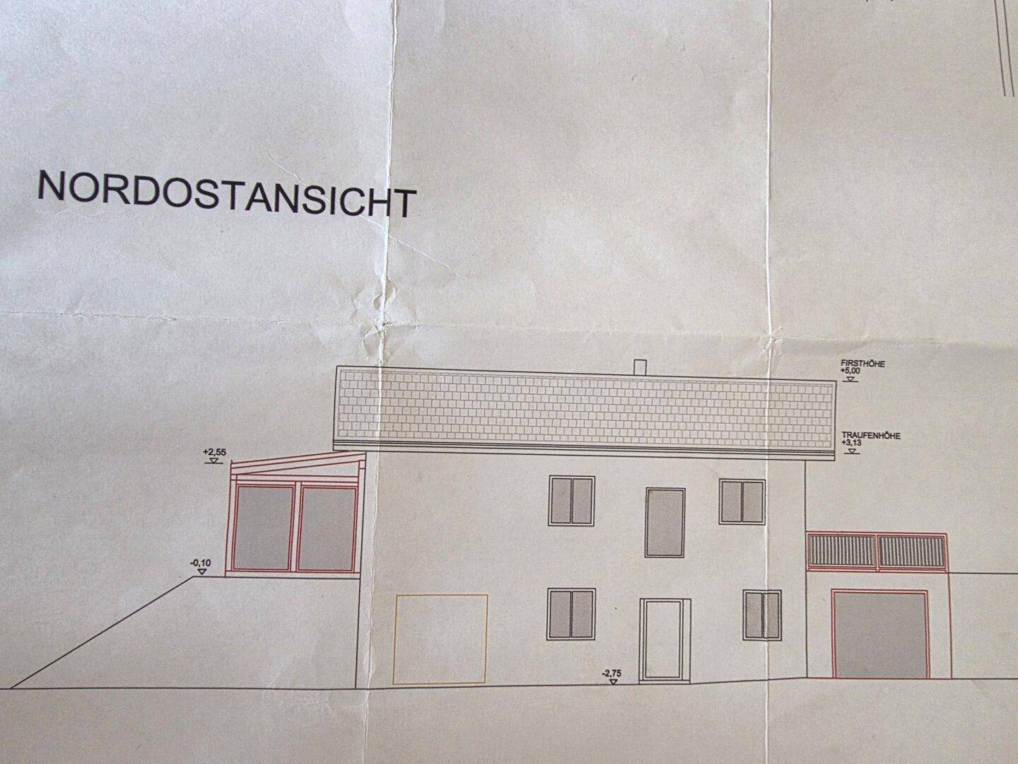 Nordostansicht des Gebäudes mit mehreren Fenstern und einem Balkon.