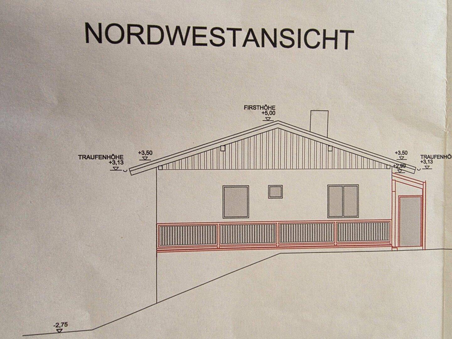 Nordwestansicht des Gebäudes mit großem Balkon und traditionellem Satteldach.