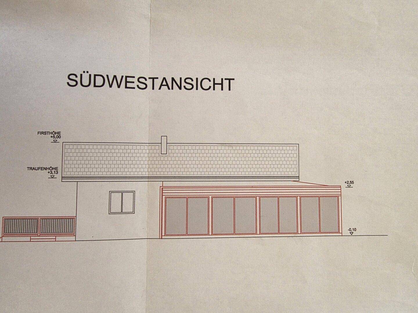 Südwestansicht des Gebäudes mit Wintergarten und kleiner Terrasse.