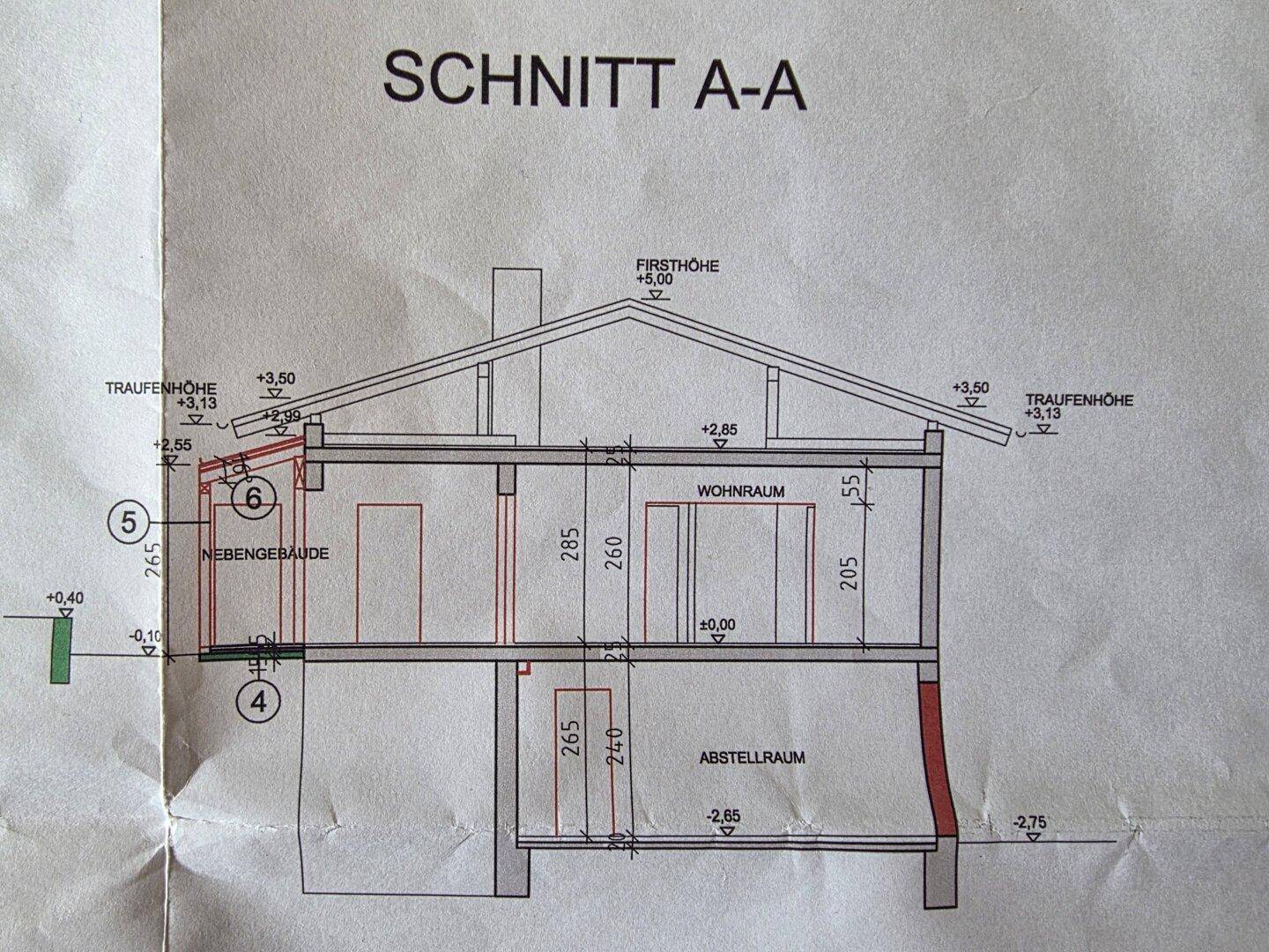 Architektonischer Schnitt A-A zeigt die vertikale Struktur des Gebäudes mit Dachschräge und Abstellraum.