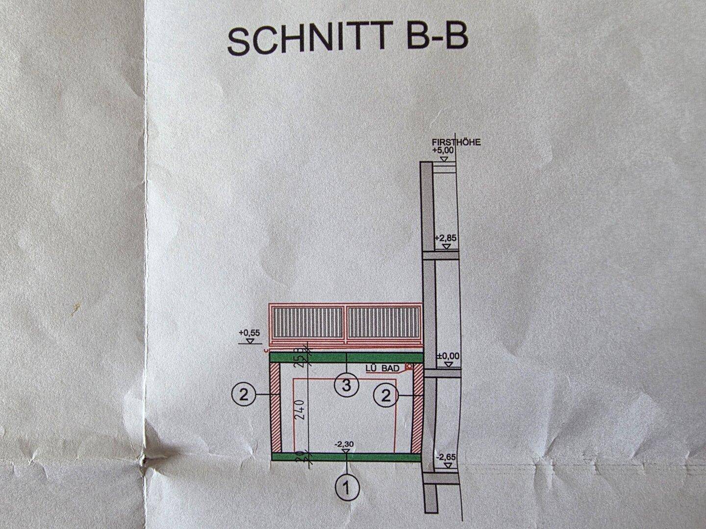 Architektonischer Schnitt B-B zeigt die vertikale Anordnung des Bades und des Balkons.