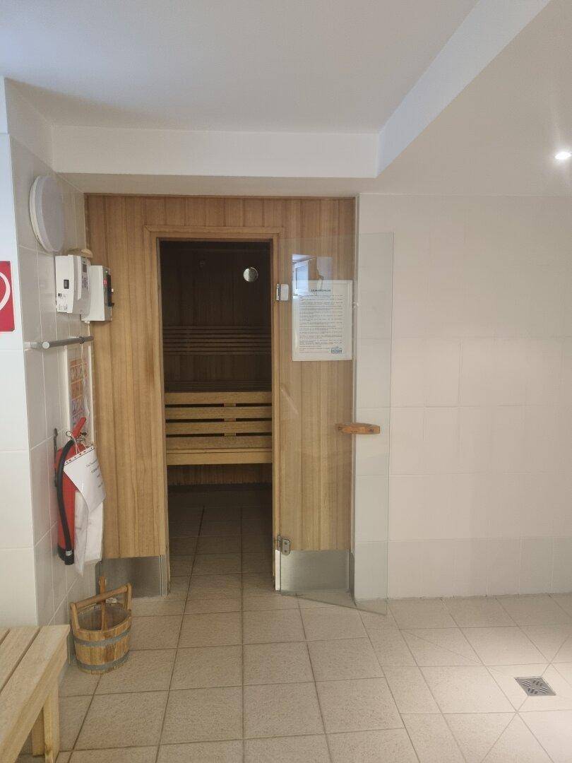 Saunakabine aus Holz in der Wellnessanlage, bereit zur Nutzung.
