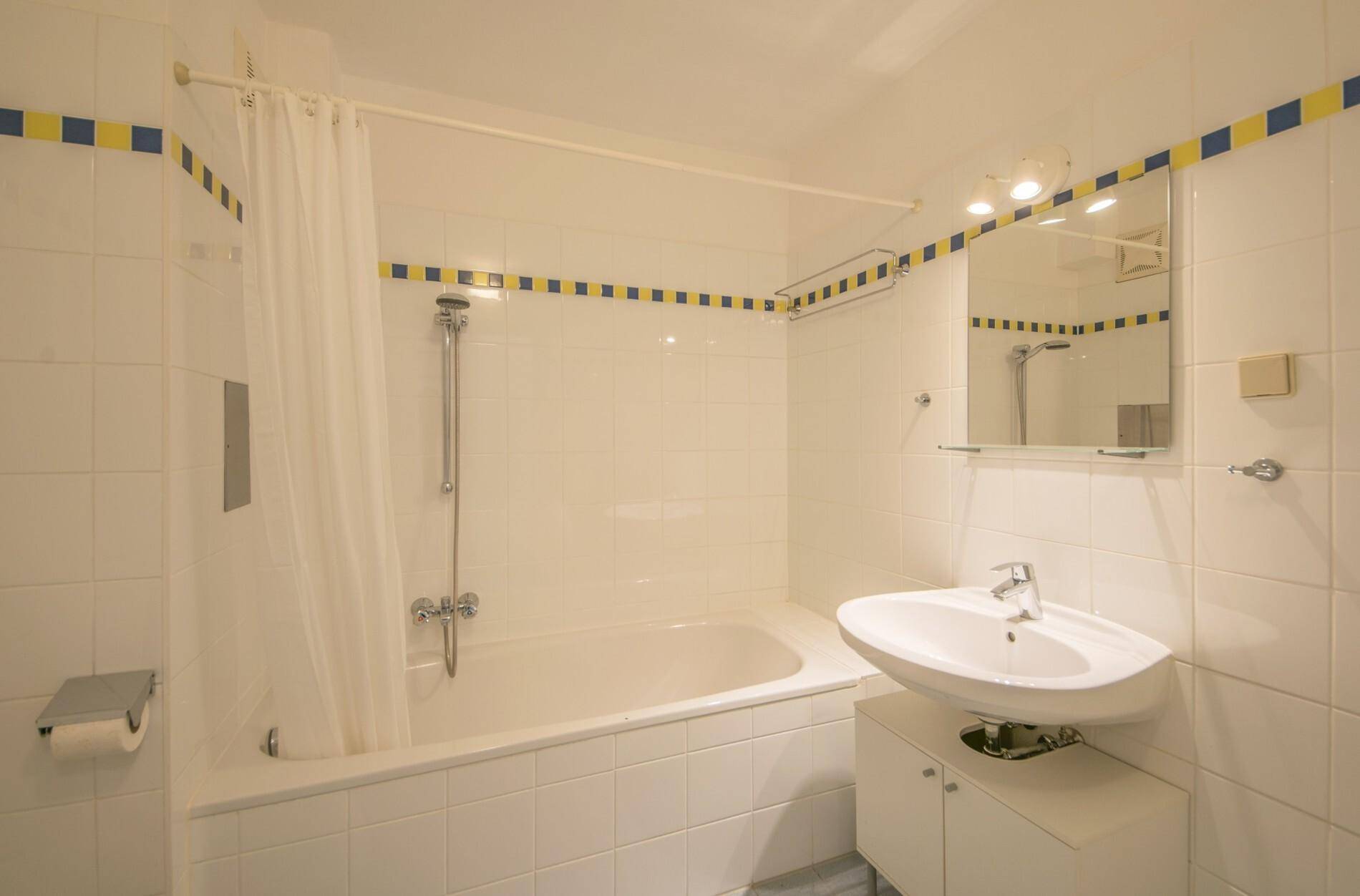 Bad mit Wanne