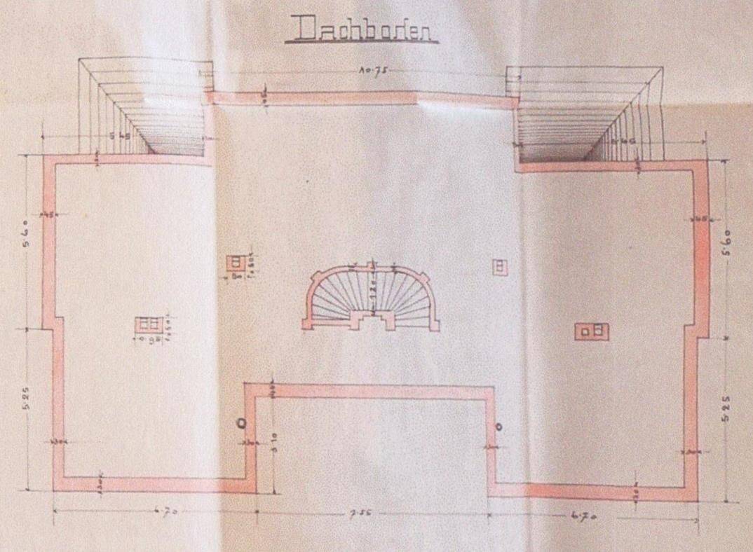 Historischer Grundriss des Dachbodens mit Treppenaufgängen und ungenutzten Flächen.