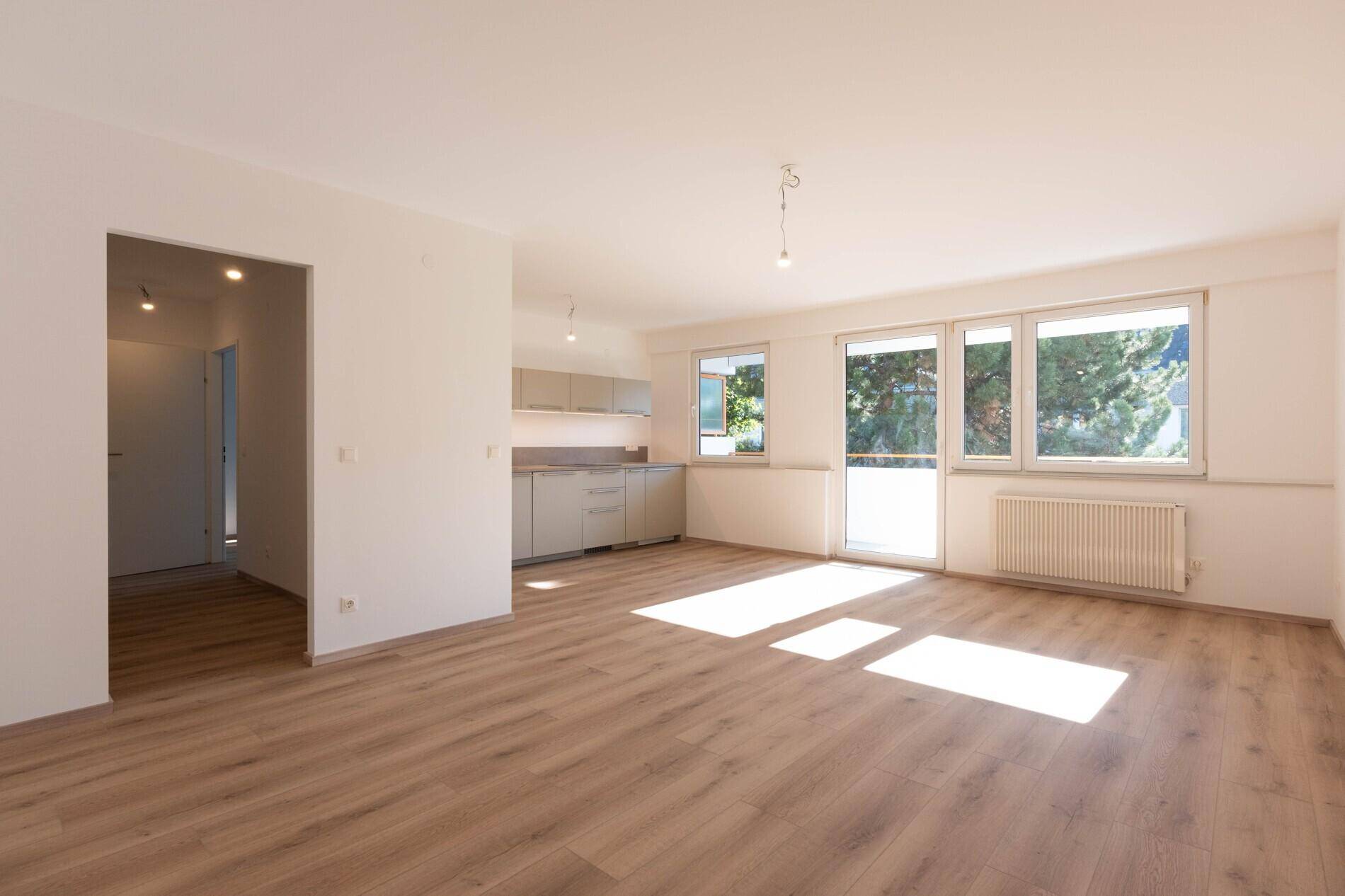 Wohnküche mit Zugang zur Loggia