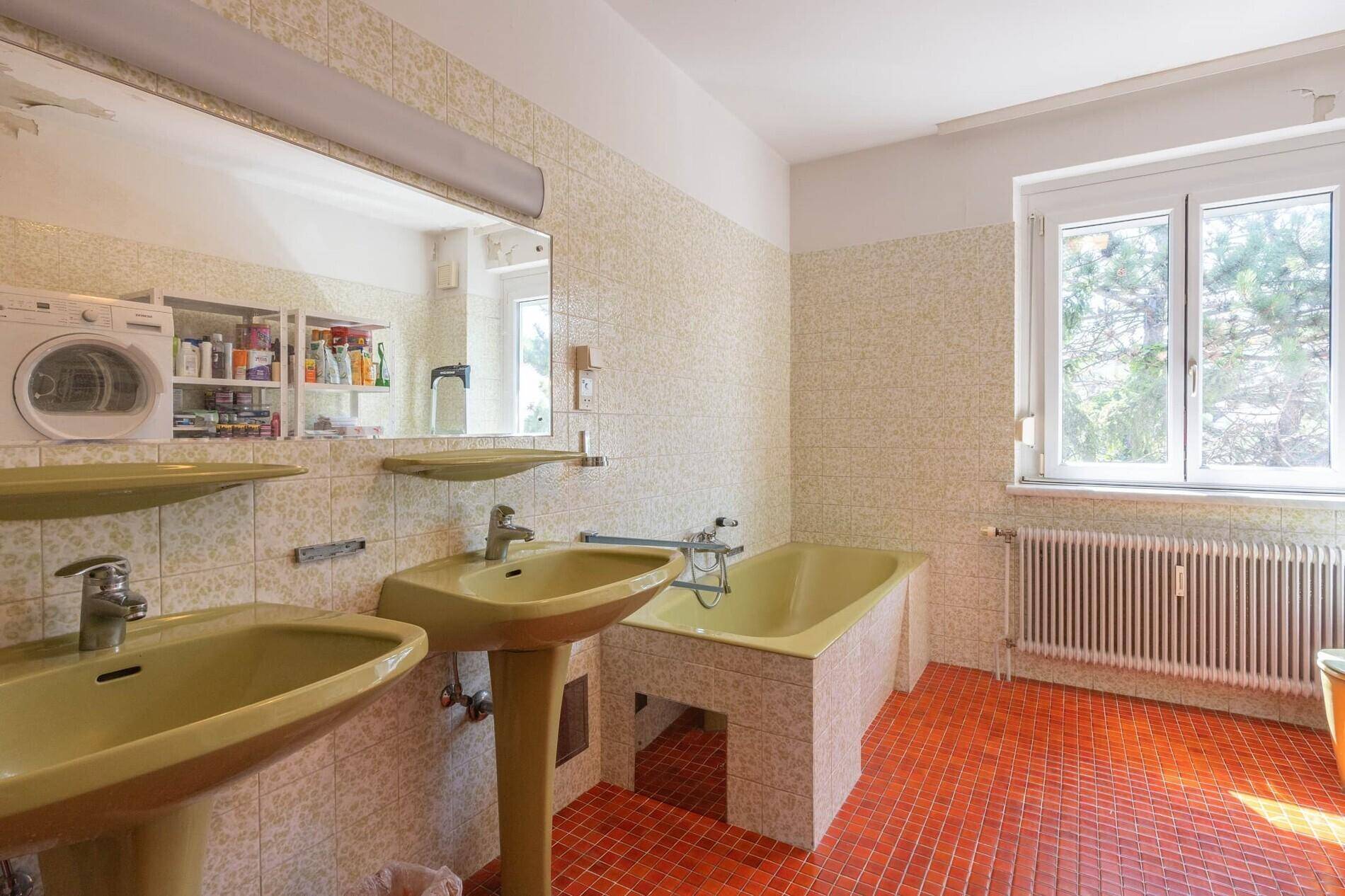 Bad mit Dusche und Wanne 1 Stock