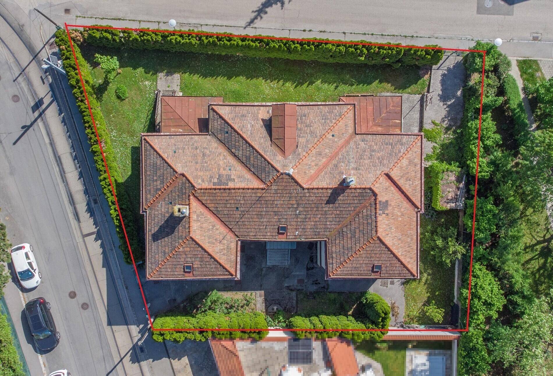 Vogelperspektive mit Abrisshaus