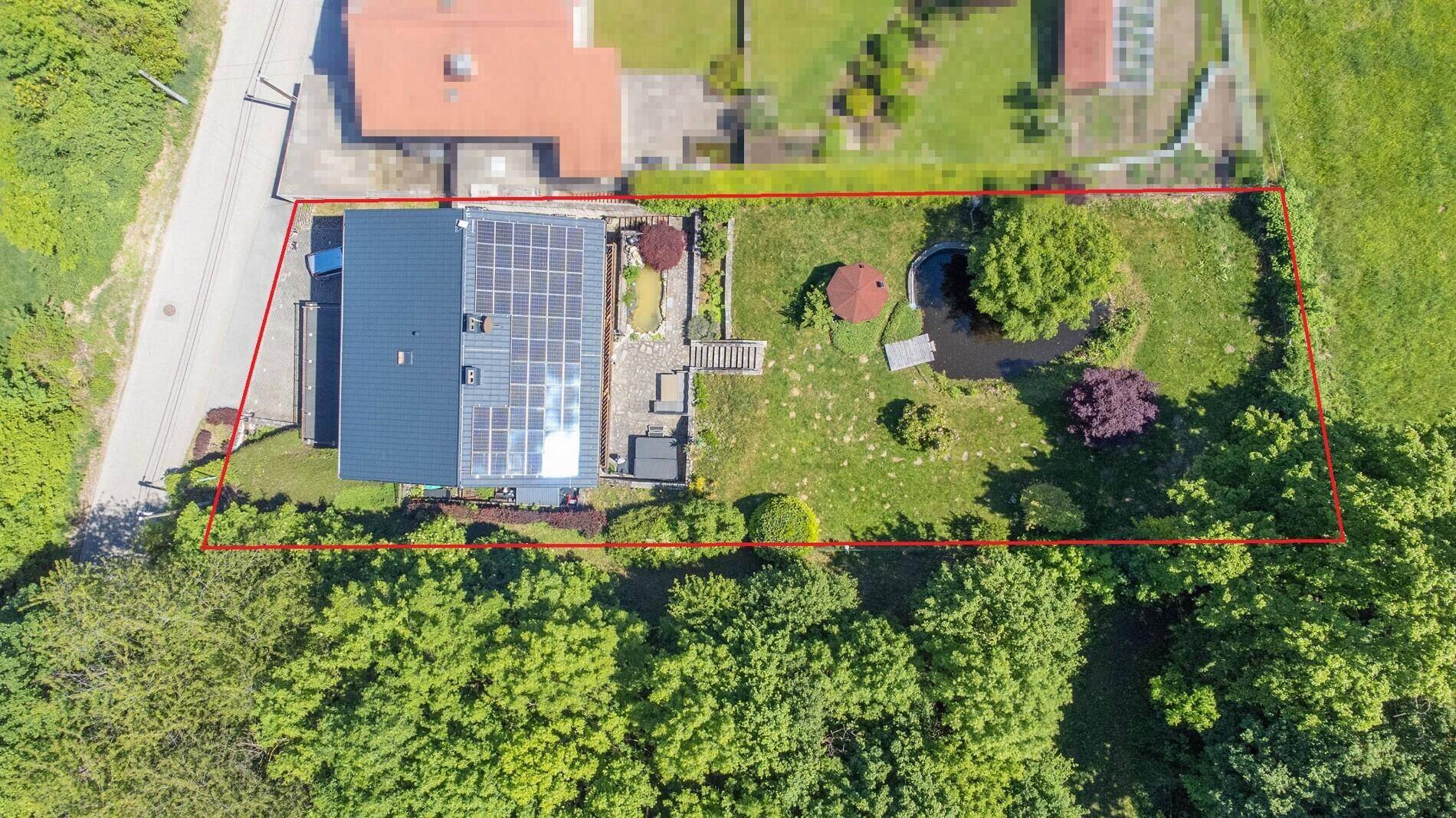 Übersicht des Anwesens aus der Vogelperspektive mit Haus, Garten und Grundstücksgrenzen.