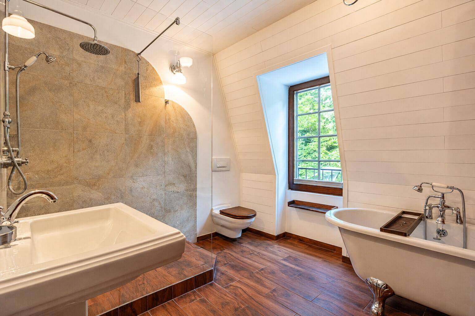 Modernes Badezimmer mit freistehender Badewanne, begehbarer Dusche und Holzoptik-Fliesenboden.