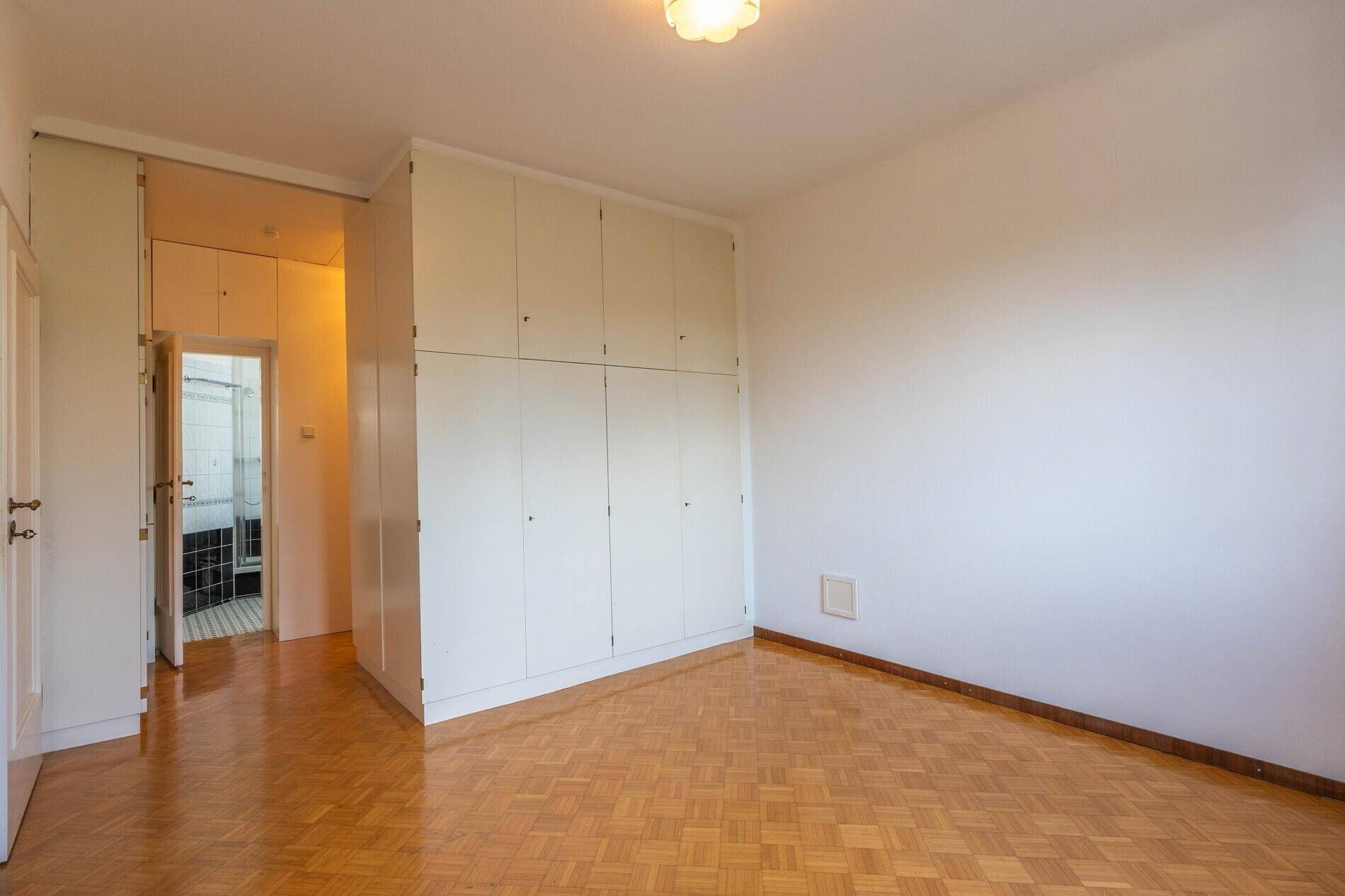 Zimmer mit Einbauschränken