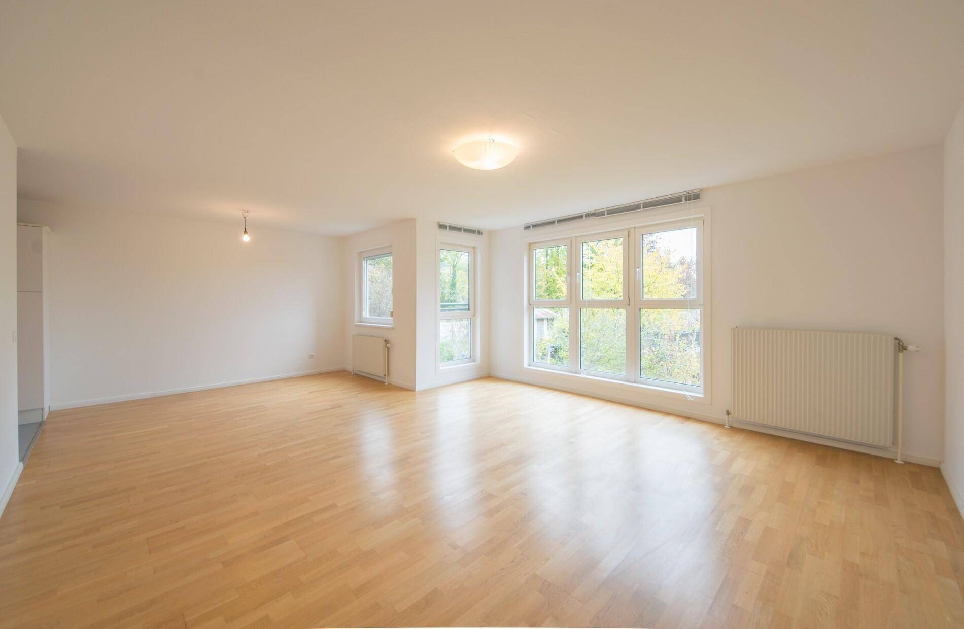 Zimmer mit bodentiefen Fenstern
