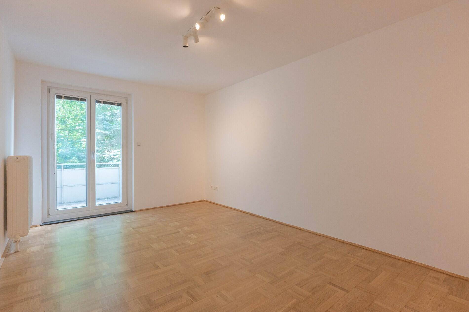 Wohnzimmer mit Balkon
