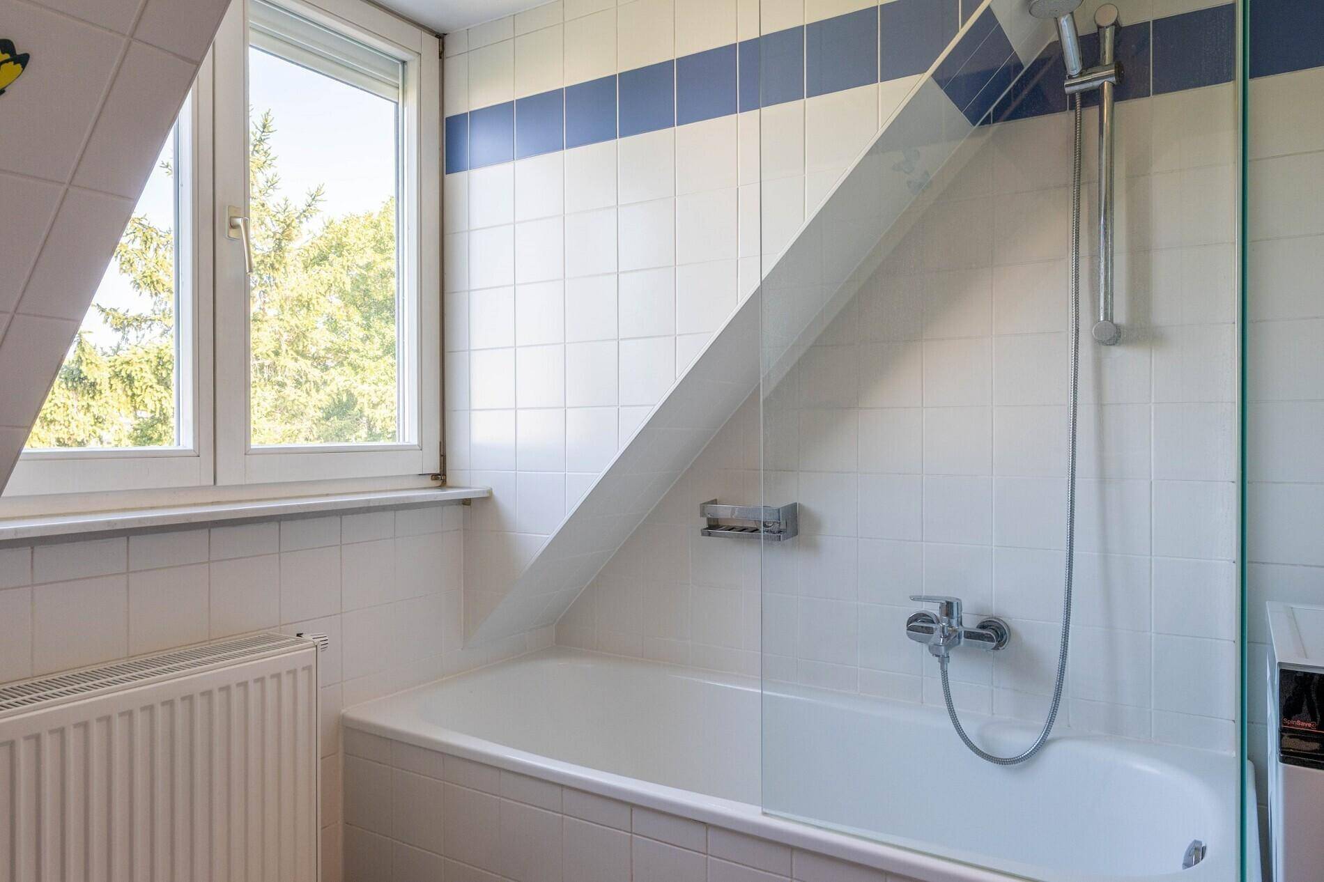 Bad mit Wanne