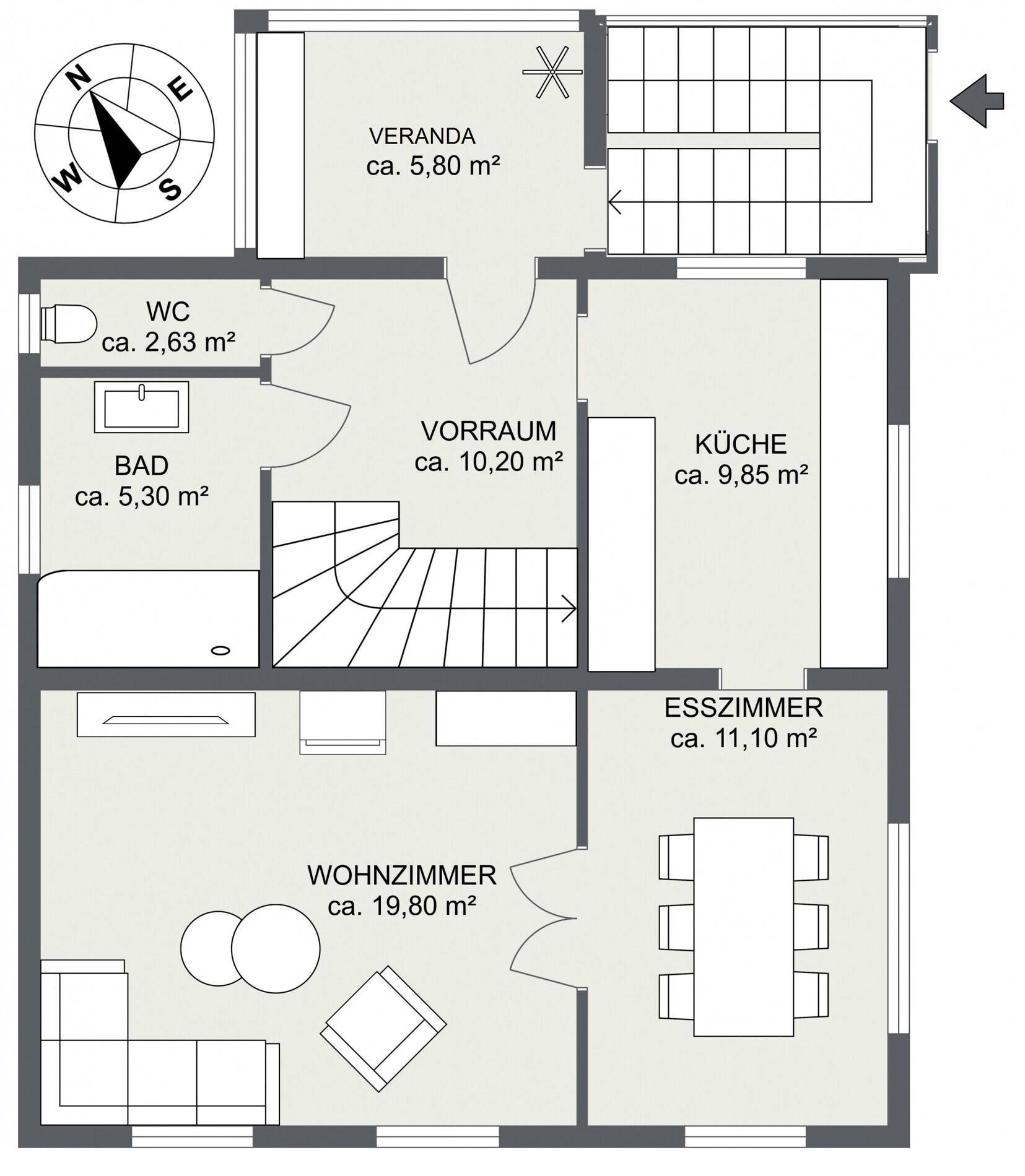 Grundriss des Erdgeschosses mit Wohnzimmer, Esszimmer, Küche und Veranda.