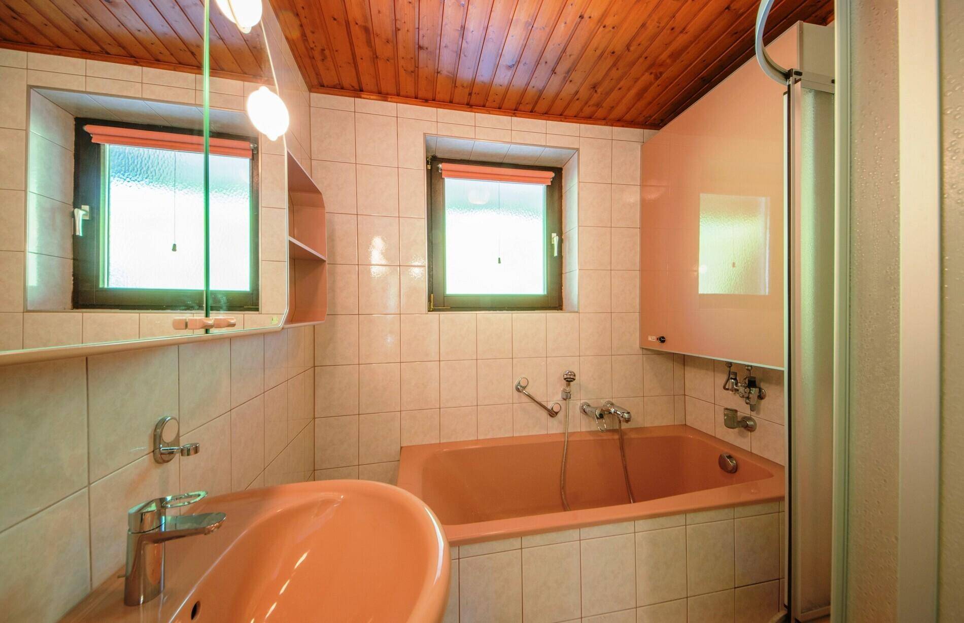 Bad mit Wanne und Dusche