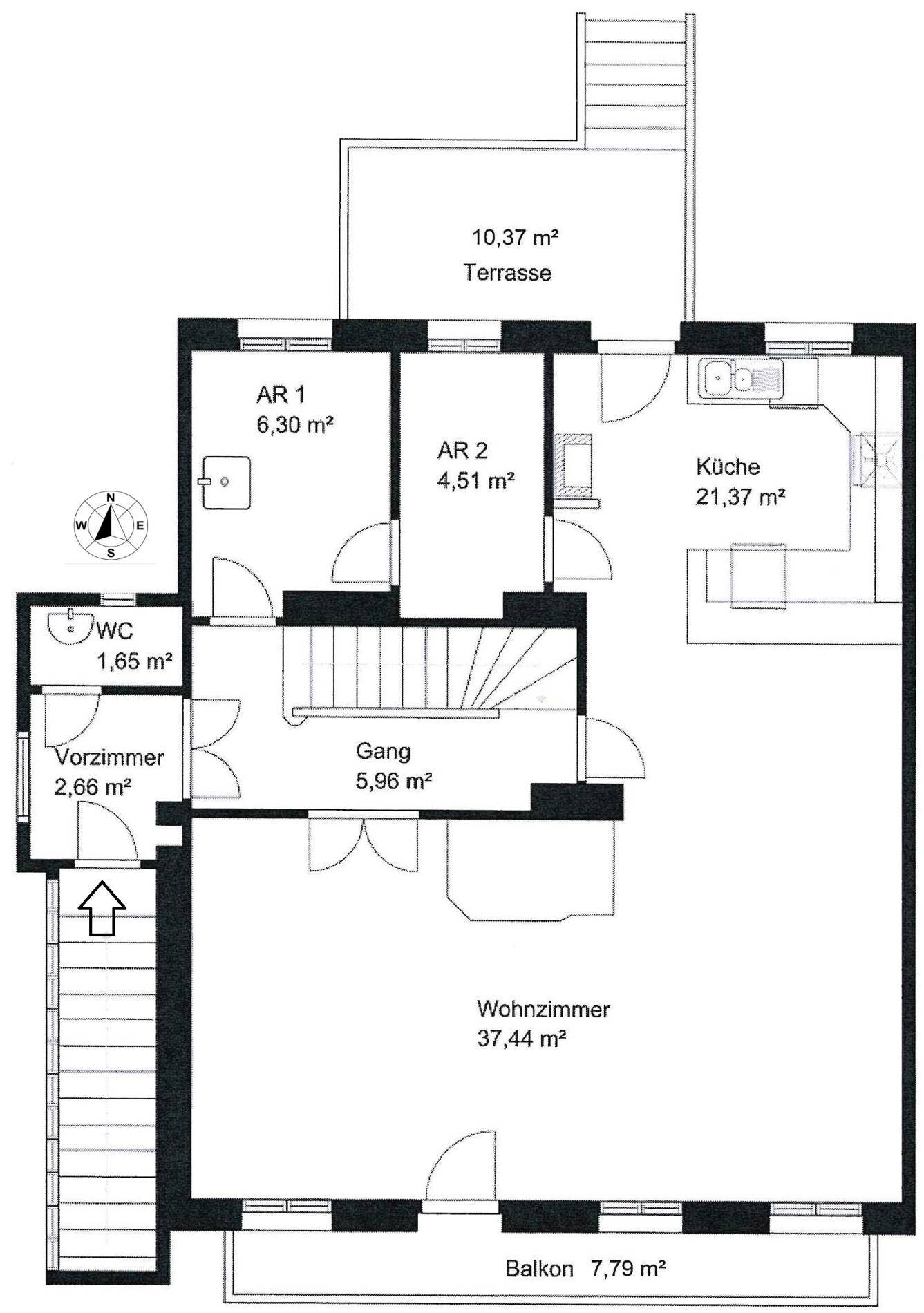 Grundriss des Erdgeschosses mit Wohnzimmer, Küche, Balkon und Terrasse.