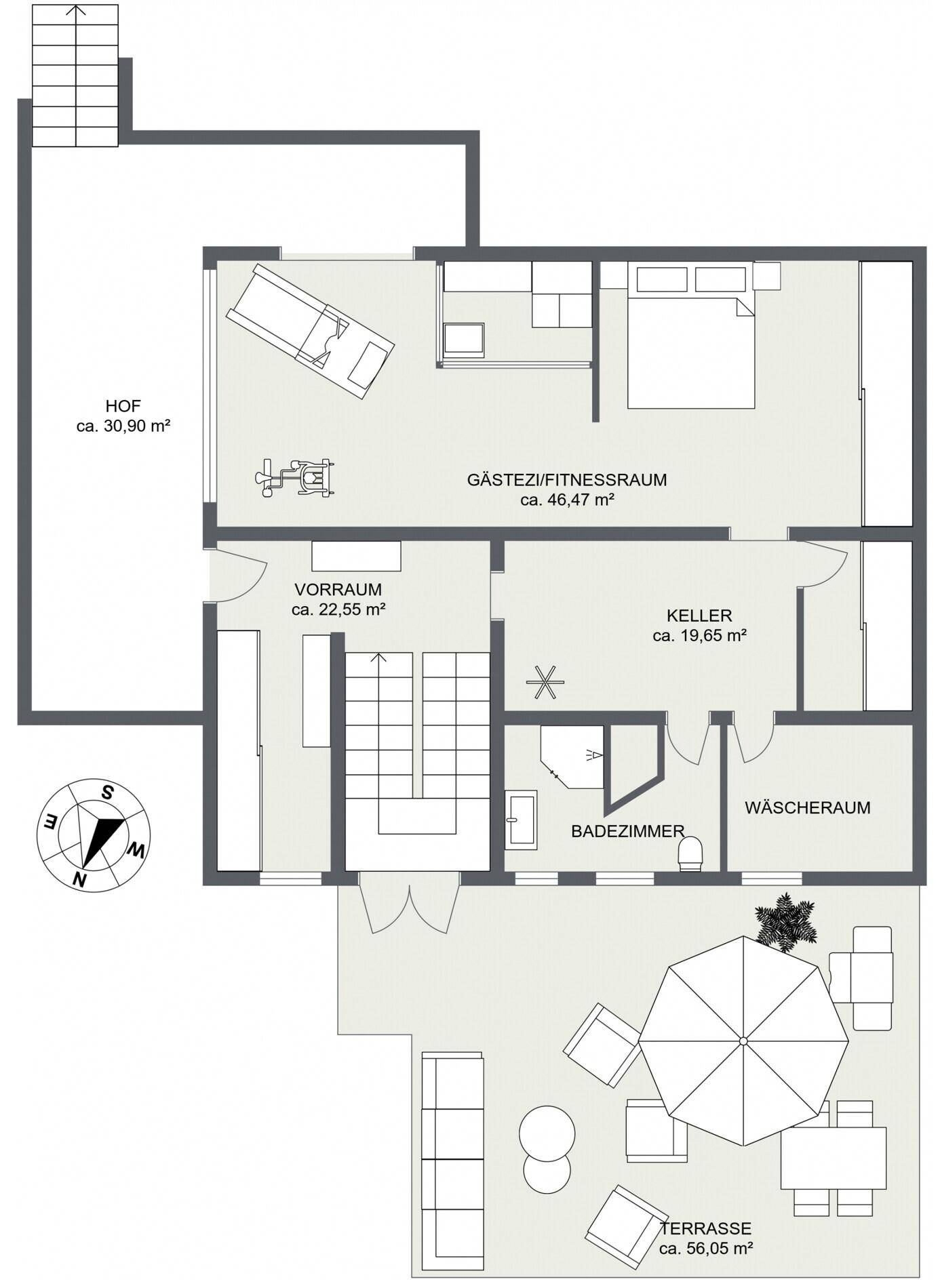 Grundriss des Untergeschosses mit Fitnessraum, Badezimmer, Keller und großer Terrasse.