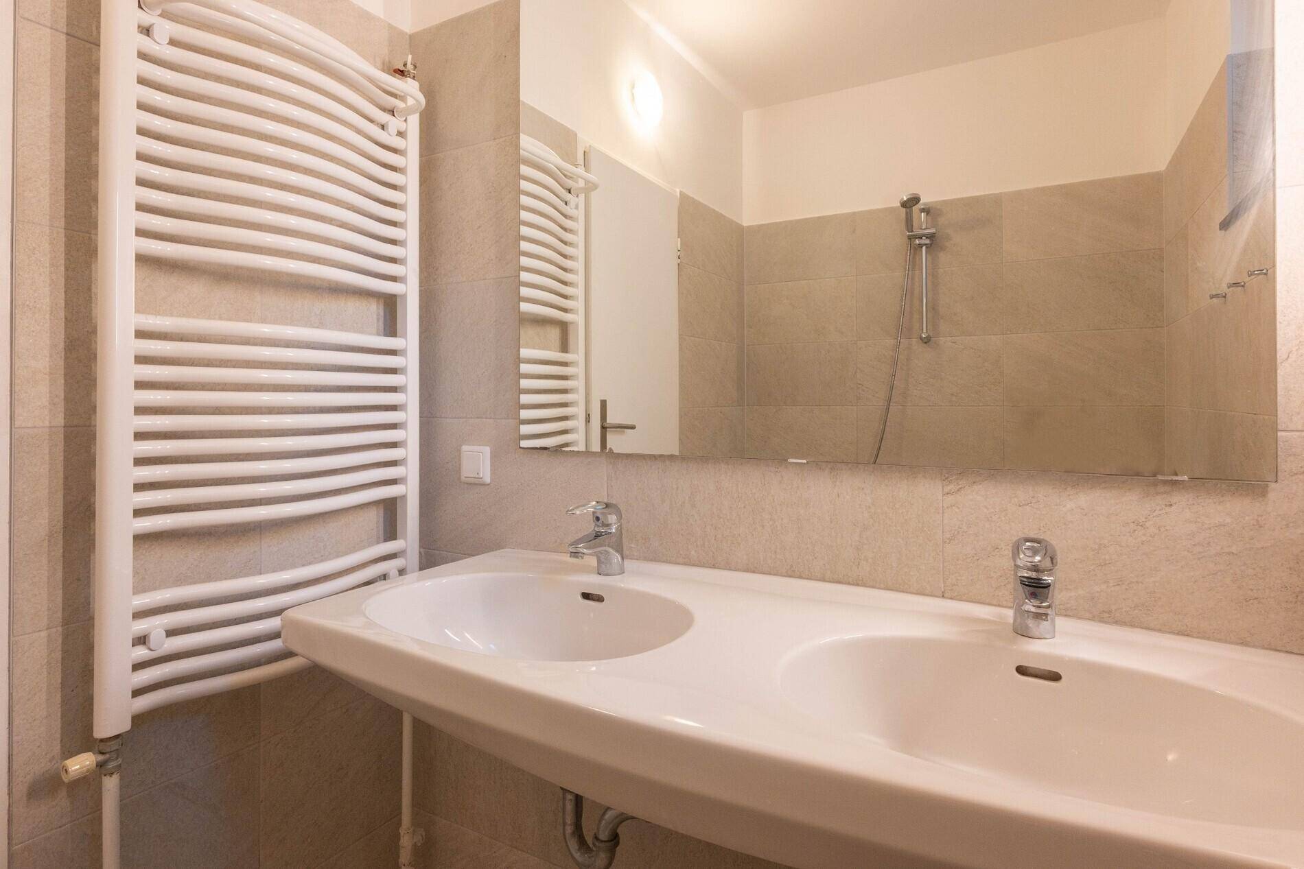 Badezimmer mit Badewanne