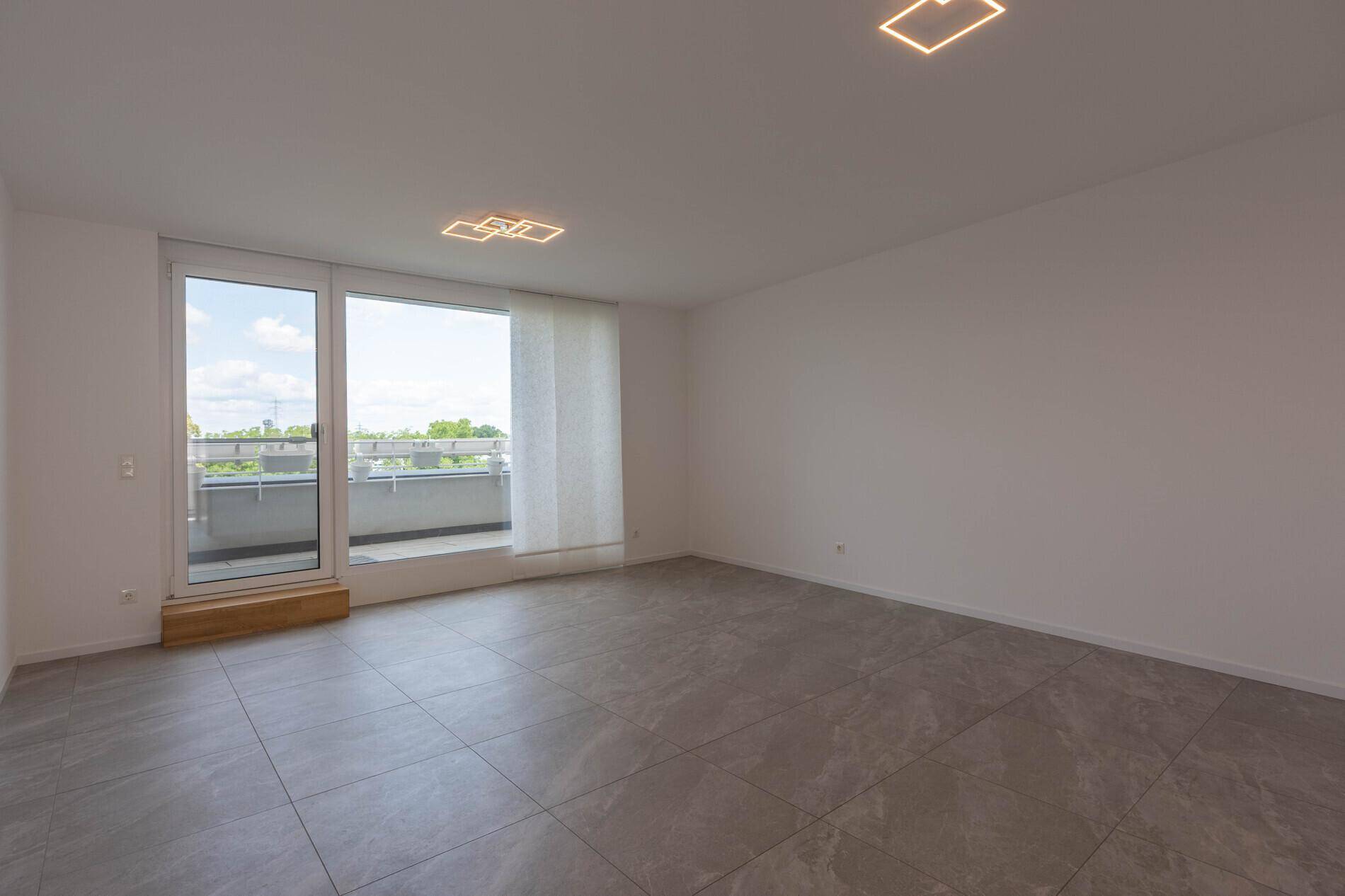 Wohnzimmer mit großen Fenstern