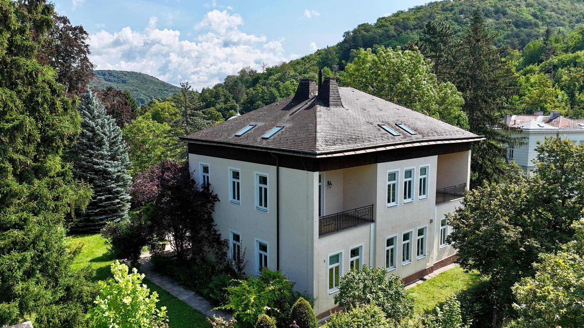 Mitten im Grünen &amp; im Villenviertel: Erstbezug nach Kernsanierung, ca. 785 m² Außenfläche, beheizter Wintergarten, Sauna im Souterrain u.v.m.! - Widok 3