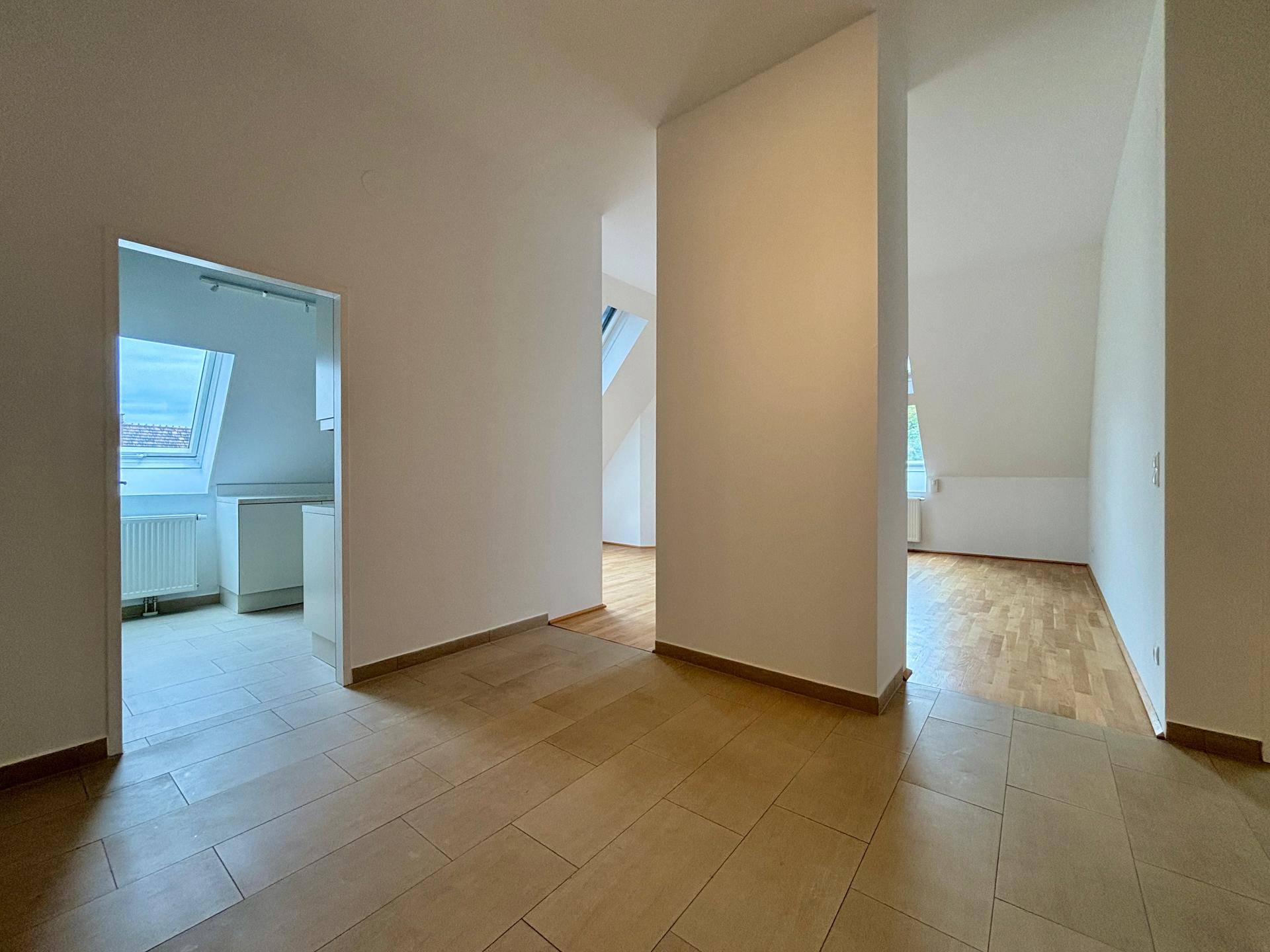 Dachgeschoss-Turm-Wohnung mit 5 Meter Raumhöhe I umfassend saniert I - Ansicht 3