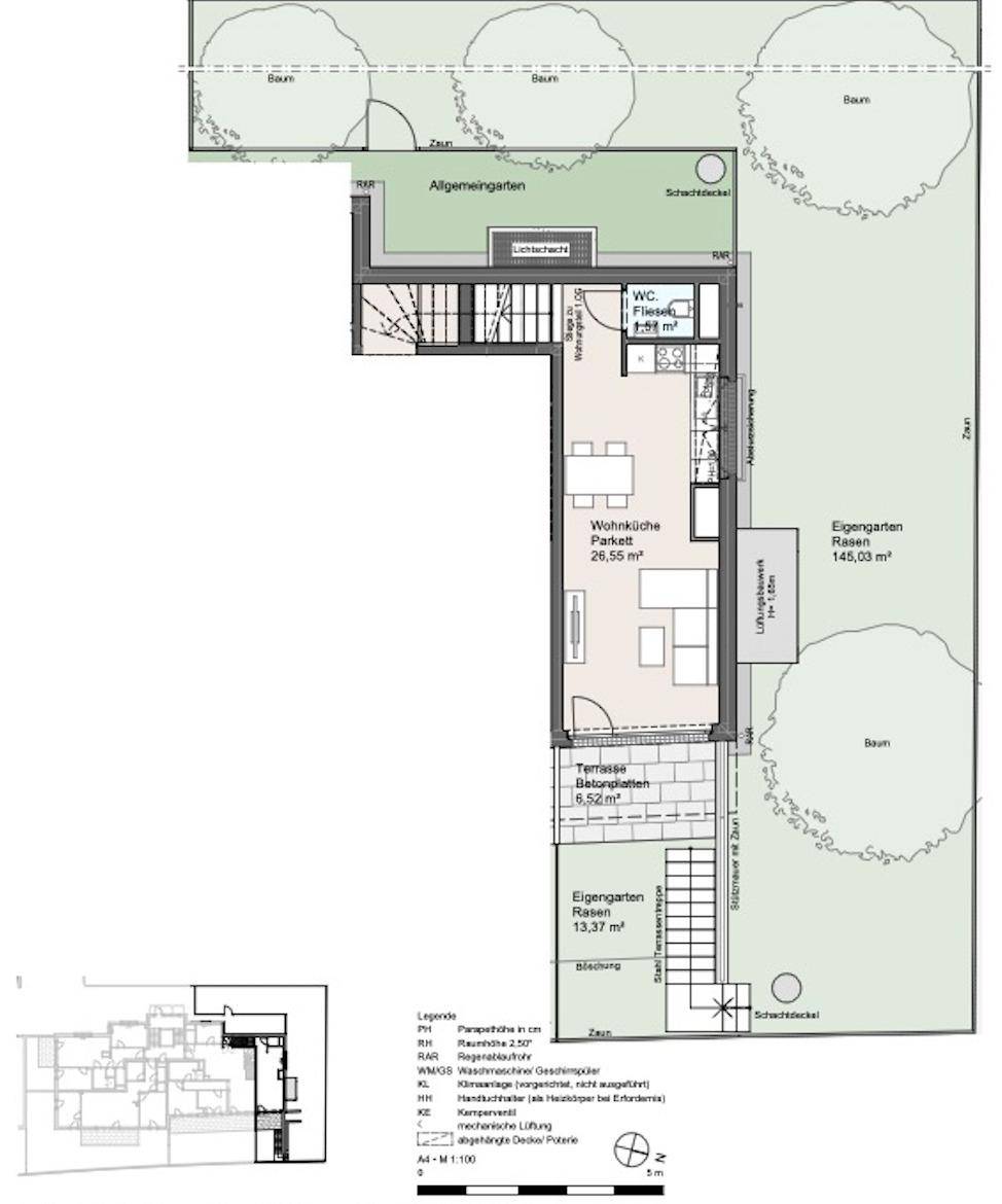 Grundriss des Erdgeschosses mit offener Wohnküche, Terrasse und großem Gartenbereich.
