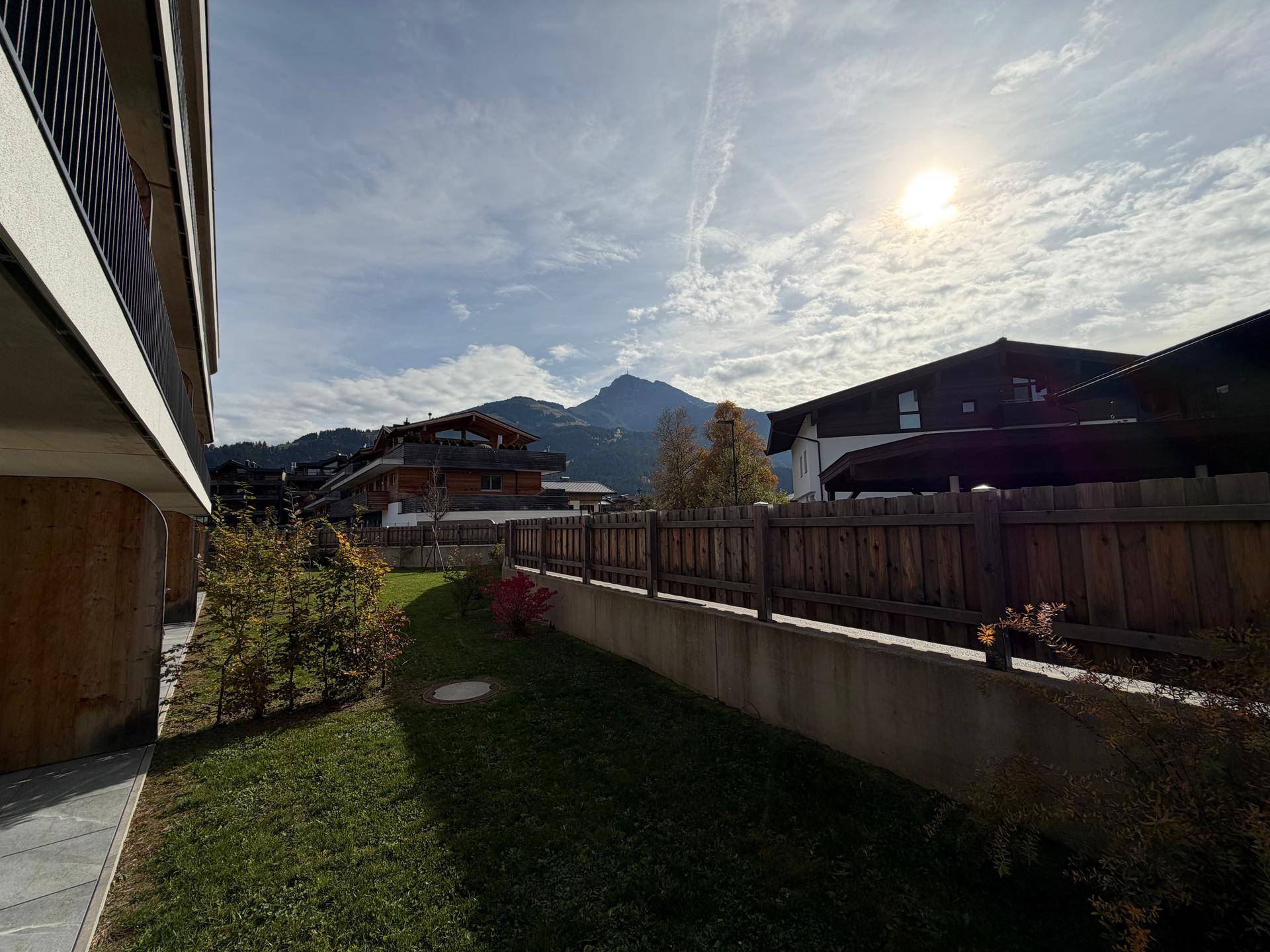 Malerischer Bergblick von der Unterkunft, umgeben von grüner Natur und traditionellen Häusern.