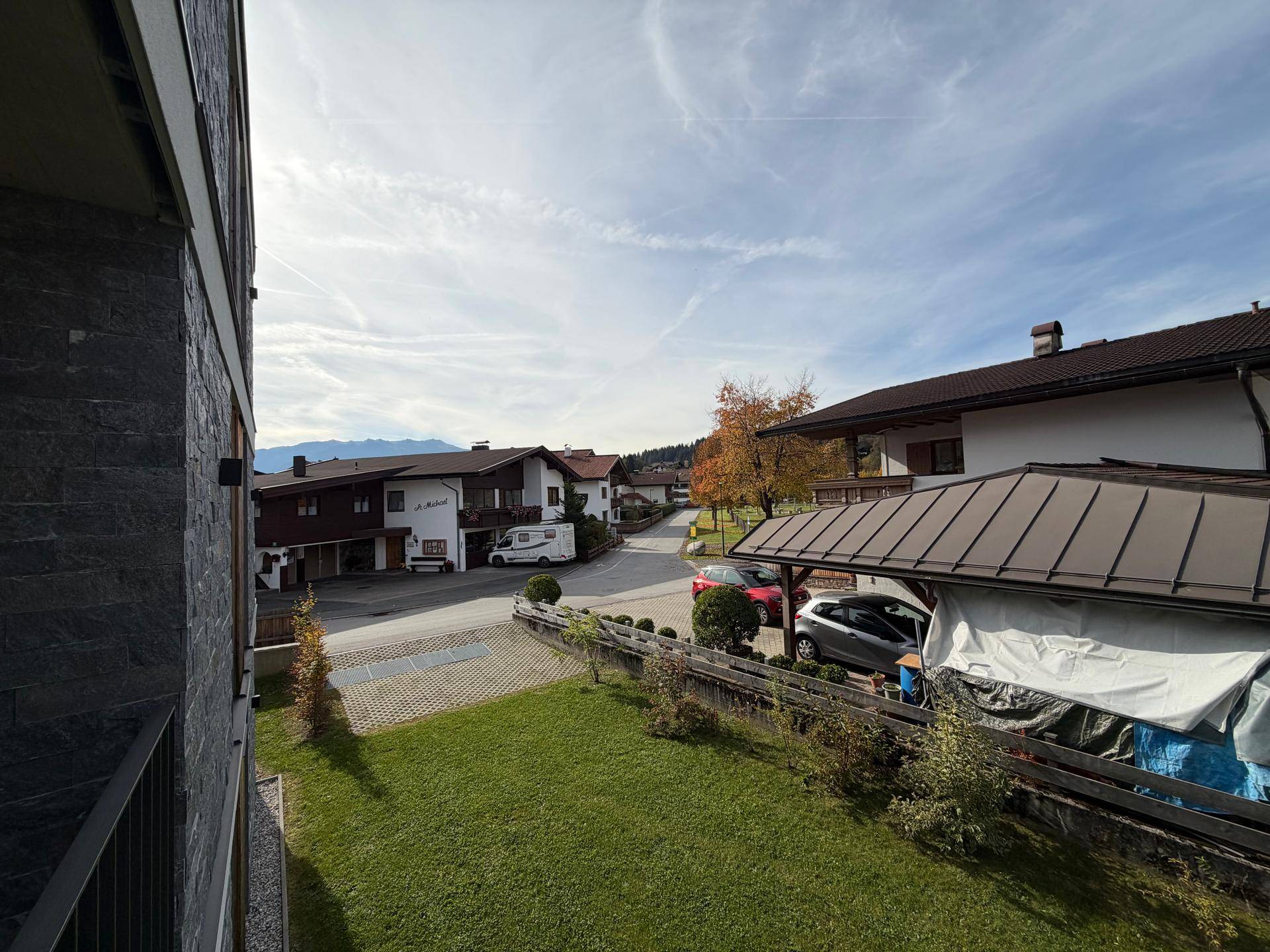 Blick auf die ruhige Wohngegend mit Einfamilienhäusern und grünen Gärten.