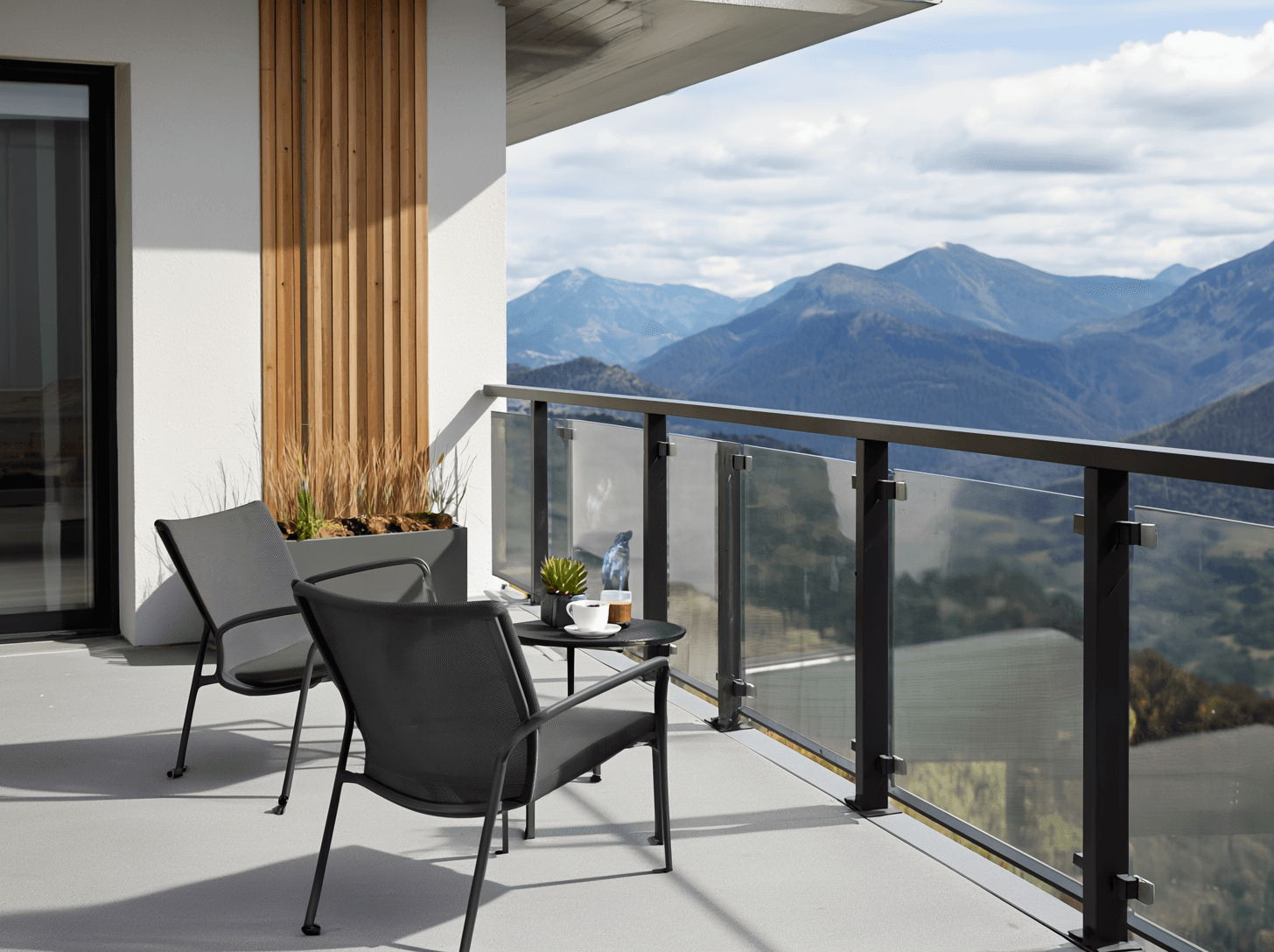 Geräumiger Balkon mit Sitzgelegenheiten und einem atemberaubenden Blick auf die umliegende Berglandschaft.