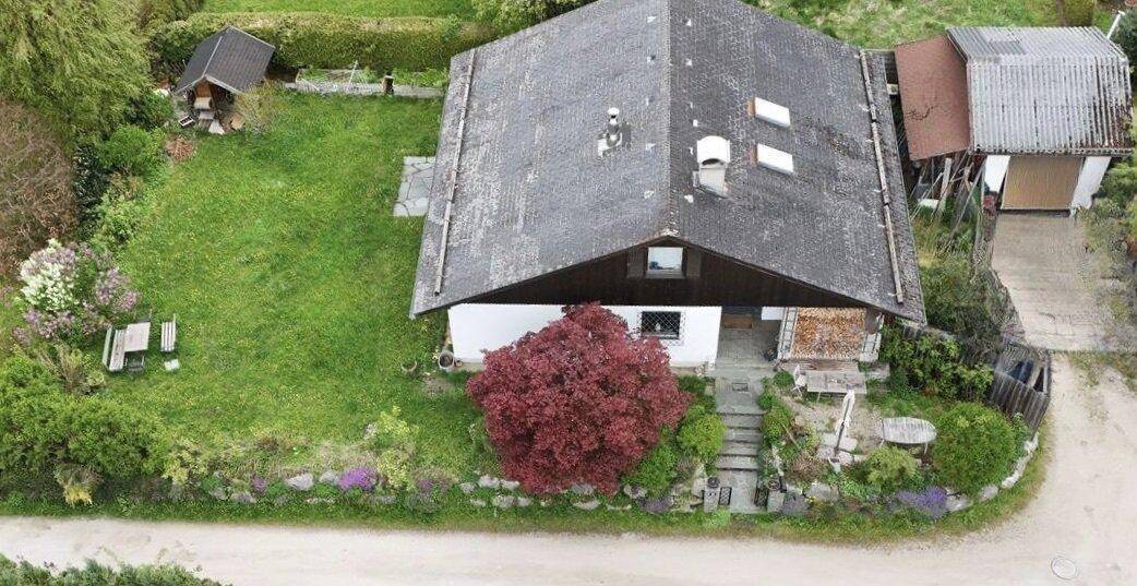Luftaufnahme des Hauses mit großem Garten und umliegender grüner Landschaft.