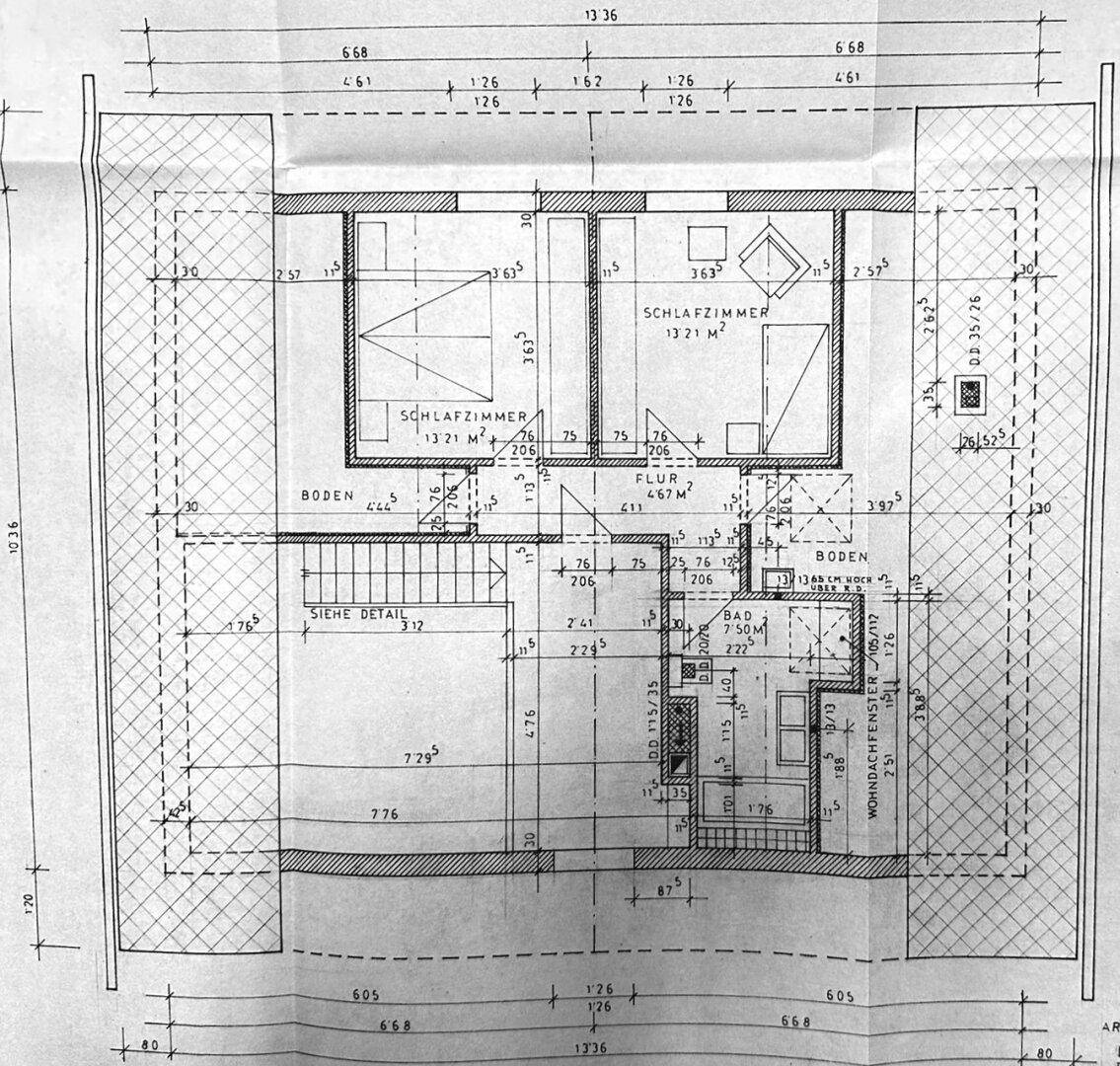 Grundriss des Obergeschosses mit zwei Schlafzimmern und einem Badezimmer.