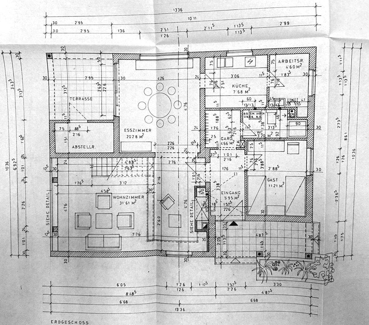 Grundriss des Erdgeschosses mit Wohnzimmer, Esszimmer, Küche und Terrasse.