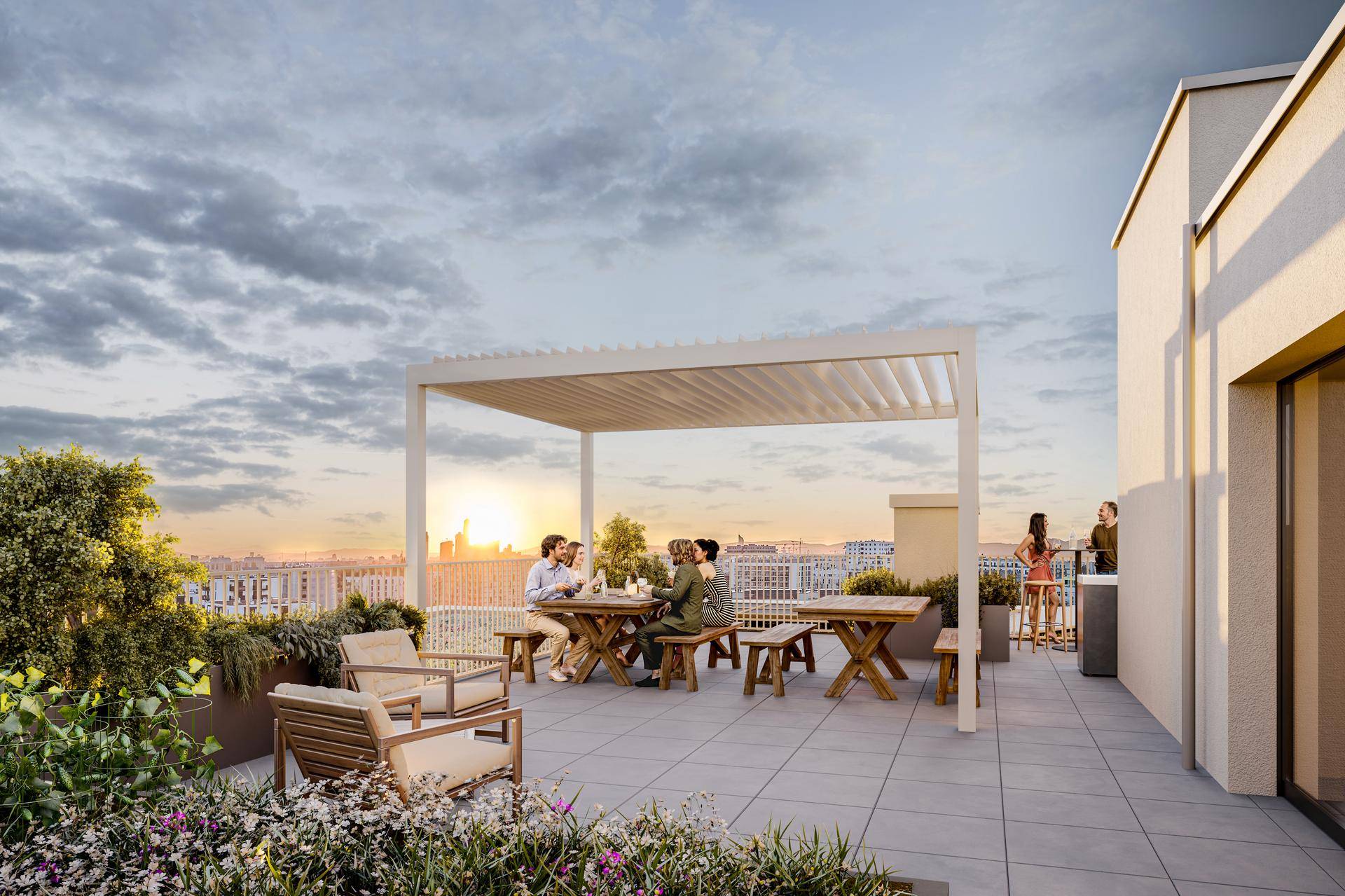 Große Dachterrasse mit Pergola, Essbereich und Panoramablick über die Stadt.